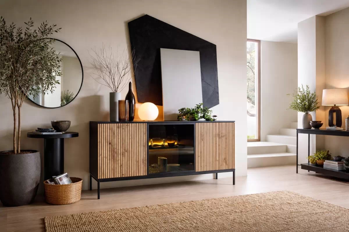 Trojdverová komoda Bogalo 154 cm s LED osvetlením - čierna / dub wotan Komoda trojdverová Bogalo s osvetlením LED - Čierny / Dub wotan