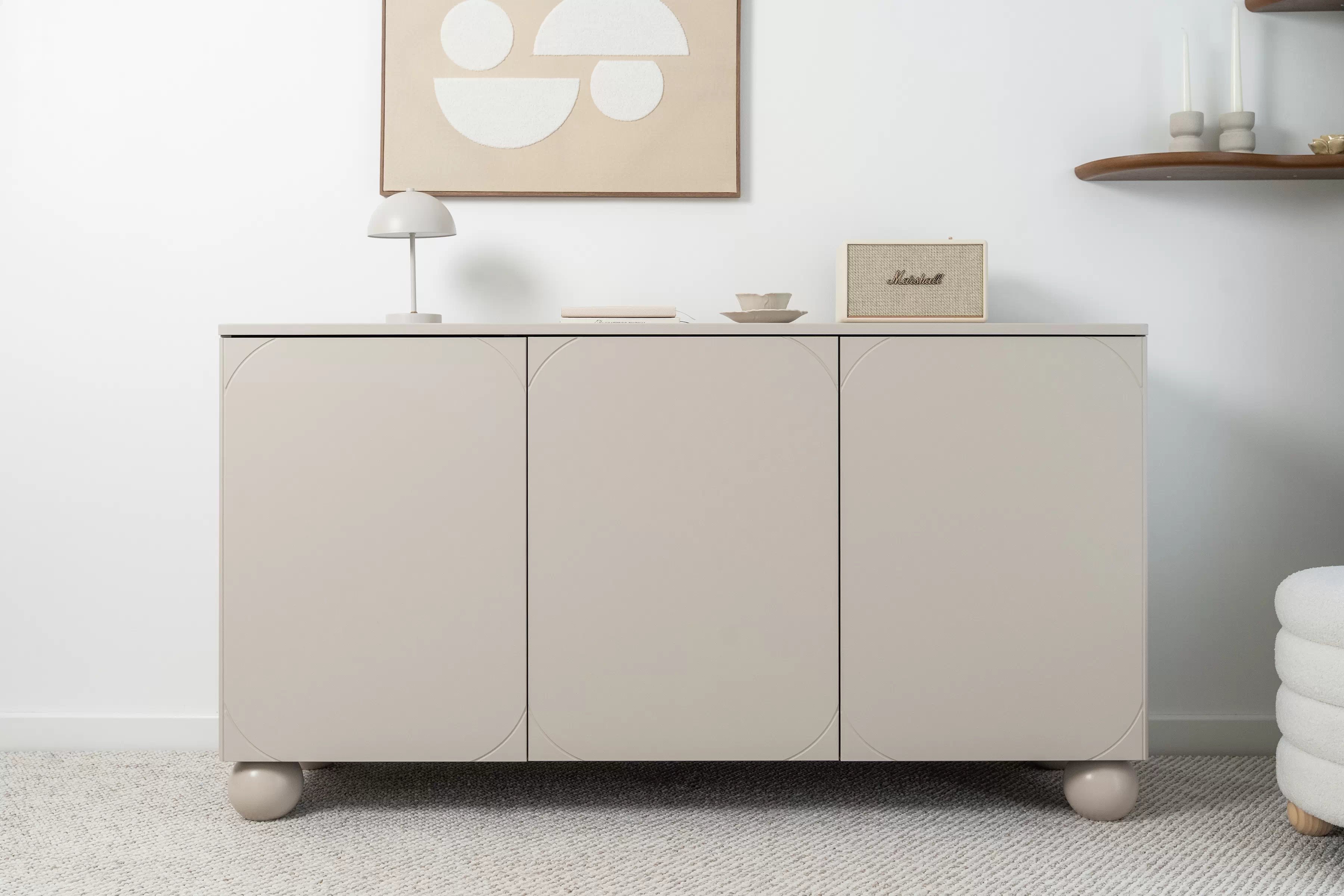 Komoda Sonatia II 150 cm se čtyřmi skrytými zásuvkami - kašmírová Komoda třídveřová se čtyřmi ukrytymi zásuvkami Sonatia II 150 cm - kašmír