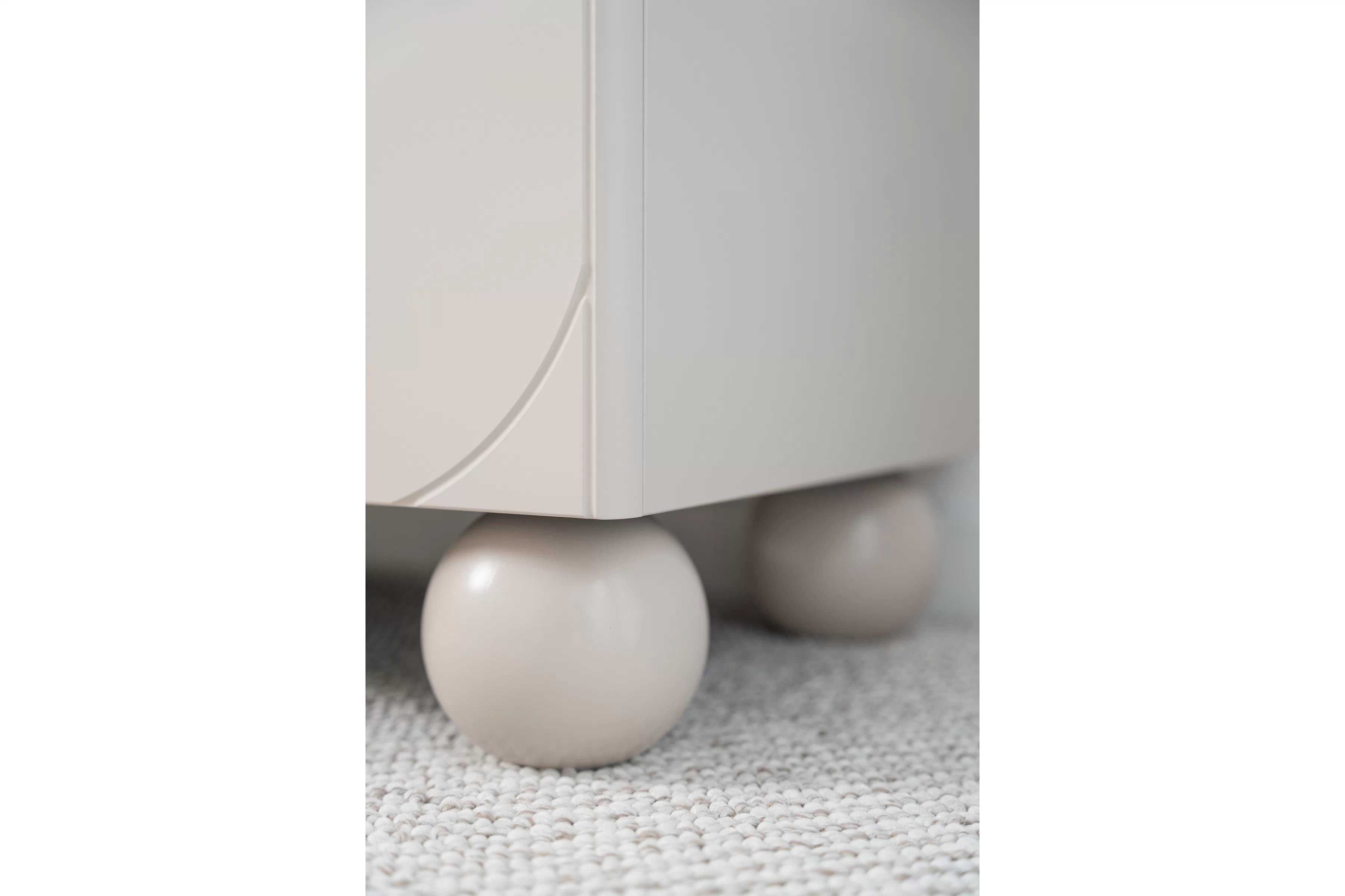 Komoda Sonatia II 150 cm se čtyřmi skrytými zásuvkami - kašmírová Komoda třídveřová se čtyřmi ukrytymi zásuvkami Sonatia II 150 cm - kašmír