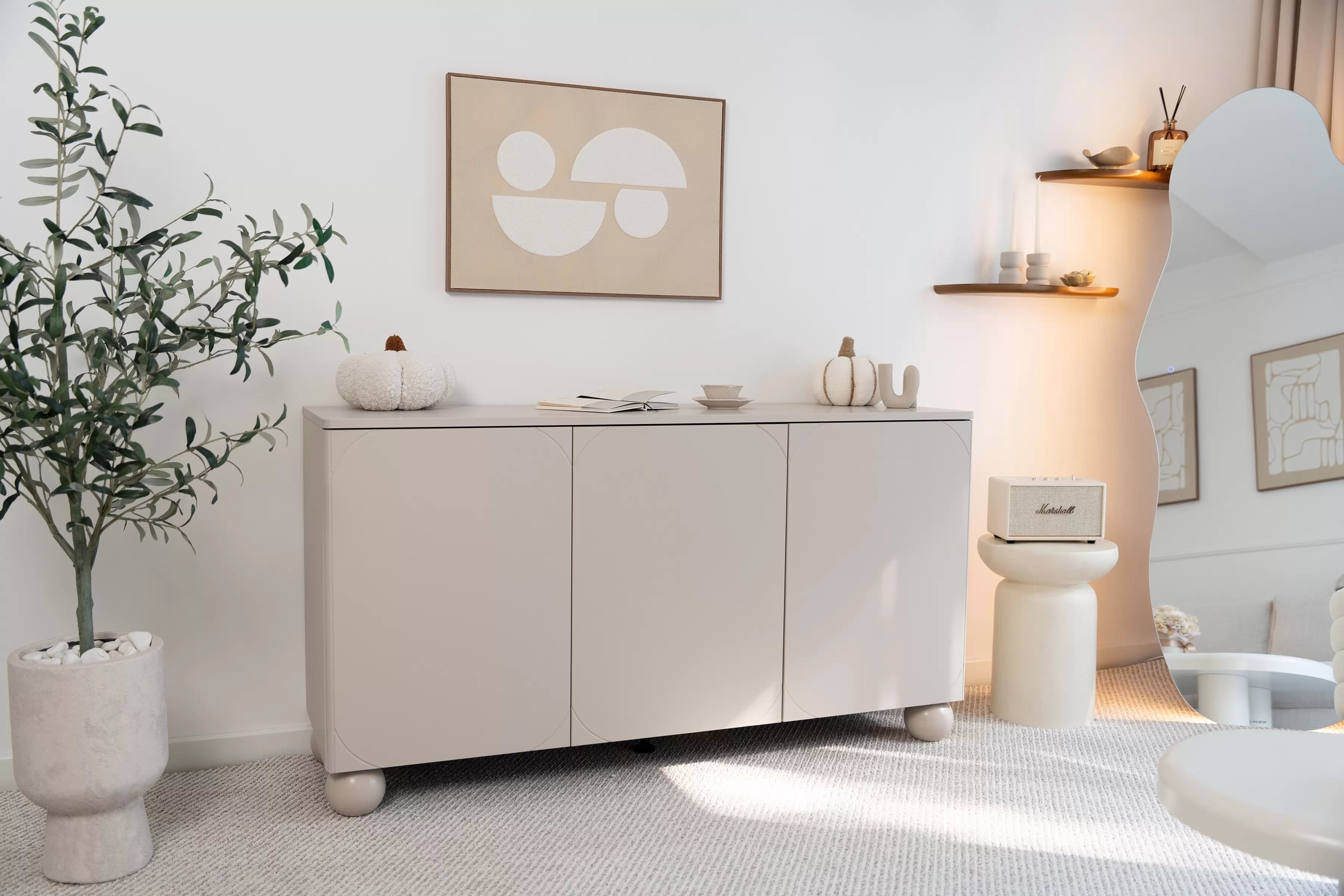 Komoda Sonatia II 150 cm se čtyřmi skrytými zásuvkami - kašmírová Komoda třídveřová se čtyřmi ukrytymi zásuvkami Sonatia II 150 cm - kašmír