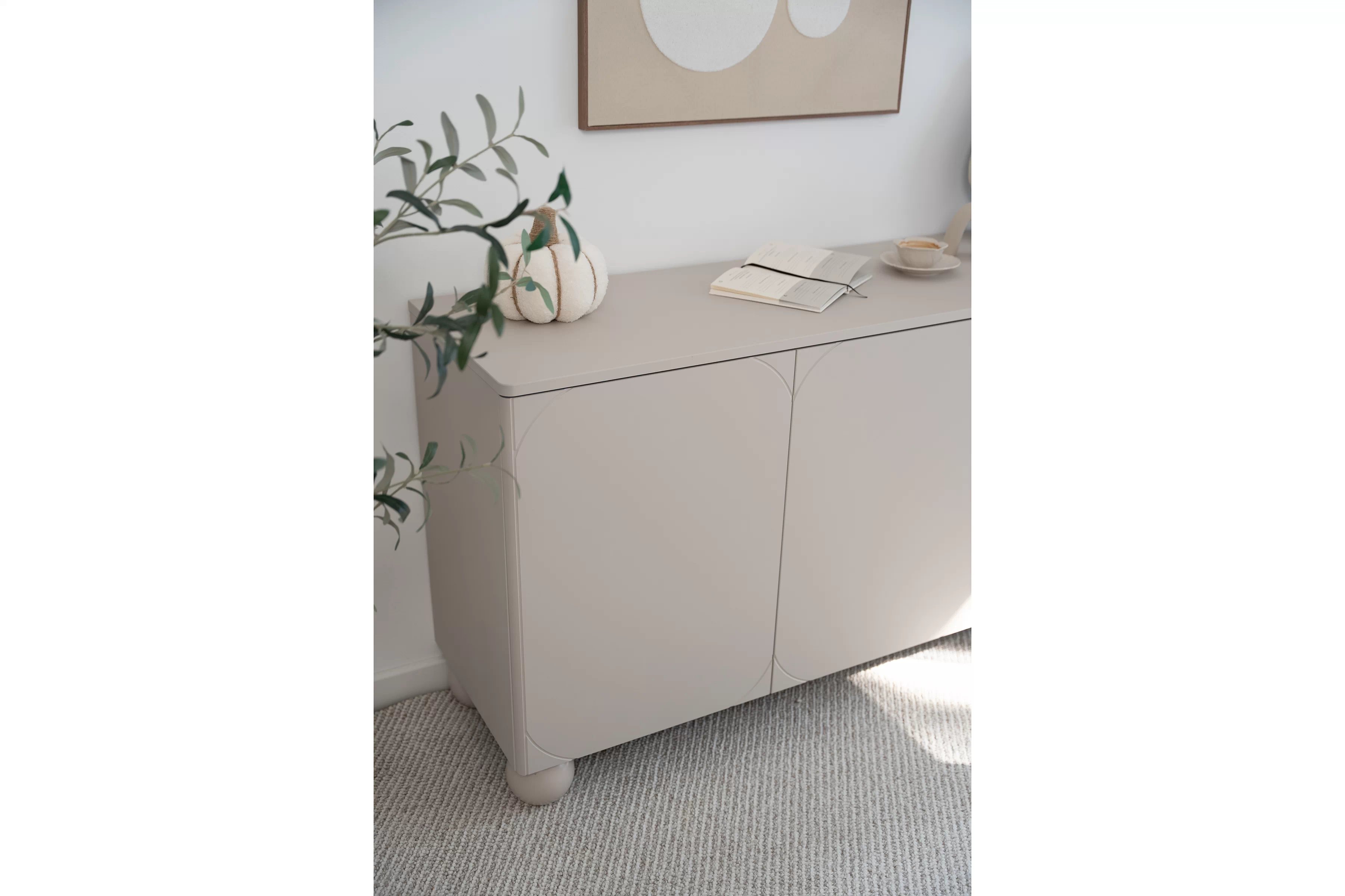 Komoda Sonatia II 150 cm se dvěma skrytými zásuvkami - kašmírová Komoda třídveřová z dwoma ukrytymi zásuvkami Sonatia II 150 cm - kašmír