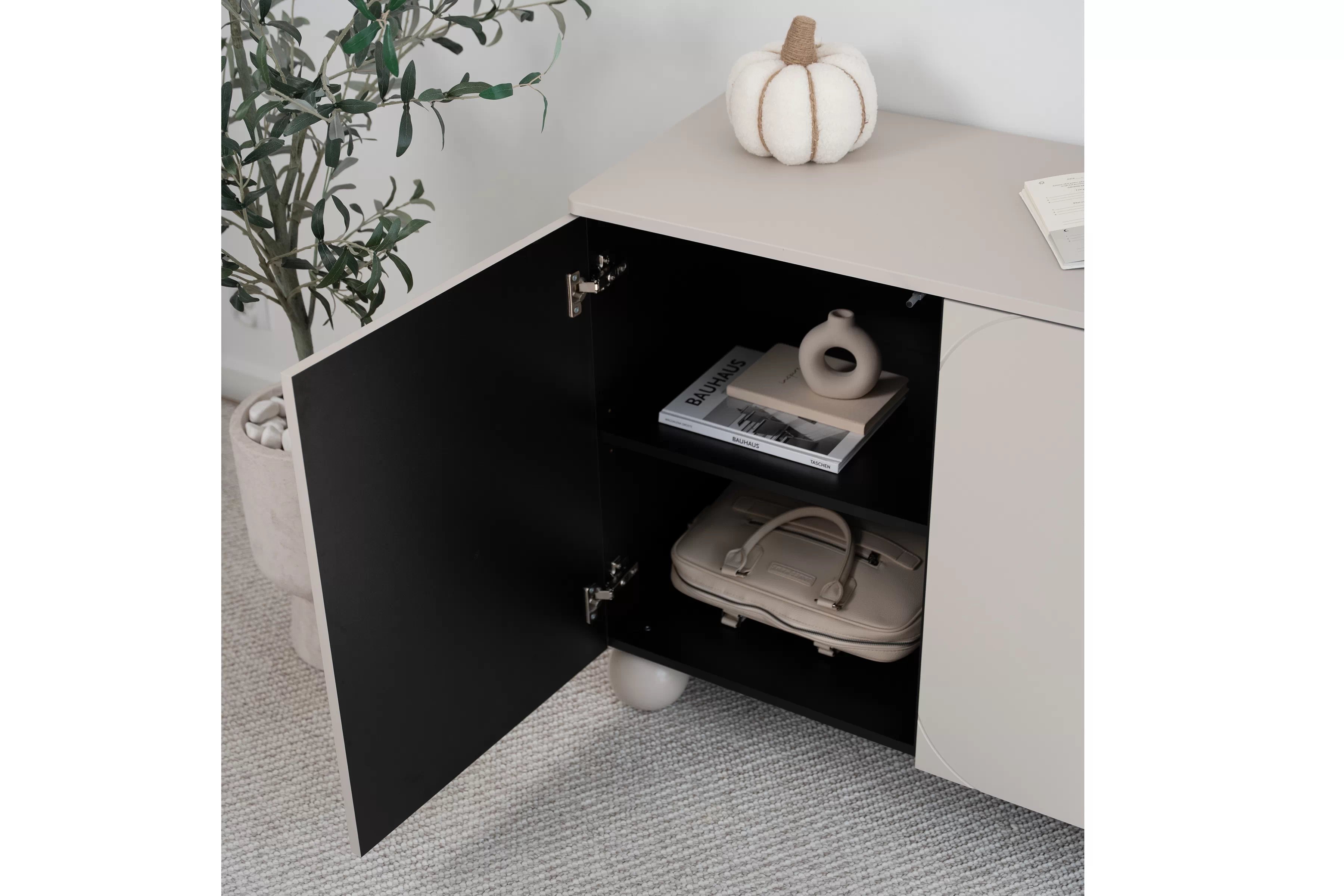 Komoda Sonatia II 150 cm se dvěma skrytými zásuvkami - kašmírová Komoda třídveřová z dwoma ukrytymi zásuvkami Sonatia II 150 cm - kašmír