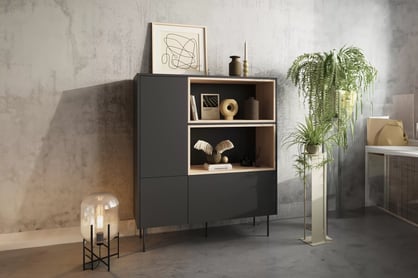 Vysoká komoda Desin 120 cm s dvoma dverami a zásuvkou - čierny mat / dub nagano Komoda vysoká Desin 120 cm dvojdverová z szuflada i wnekami - Čierny mat / Dub nagano