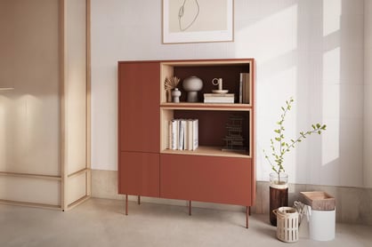 Vysoká komoda Desin 120 cm s dvoma dverami a zásuvkou - červená / keramická červená / dub Nagano Komoda vysoká Desin 120 cm dvojdverová z szuflada i wnekami - Červený / ceramic red / Dub nagano