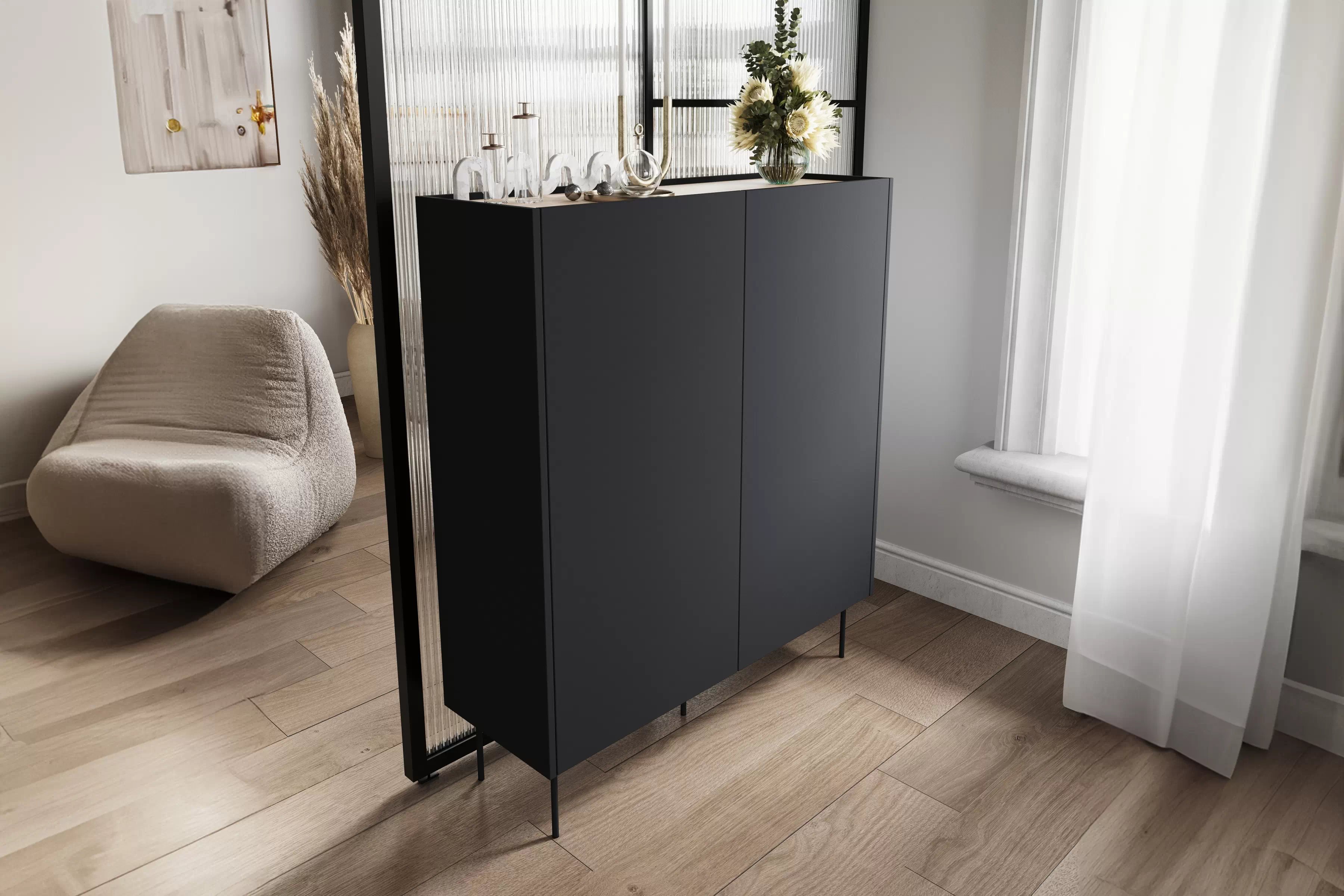 Vysoká komoda Desin 120 cm s dvoma dverami a skrytými zásuvkami - čierny mat / dub nagano Komoda vysoká Desin 120 cm dvojdverová z ukrytymi zásuvkami - Čierny mat / Dub nagano