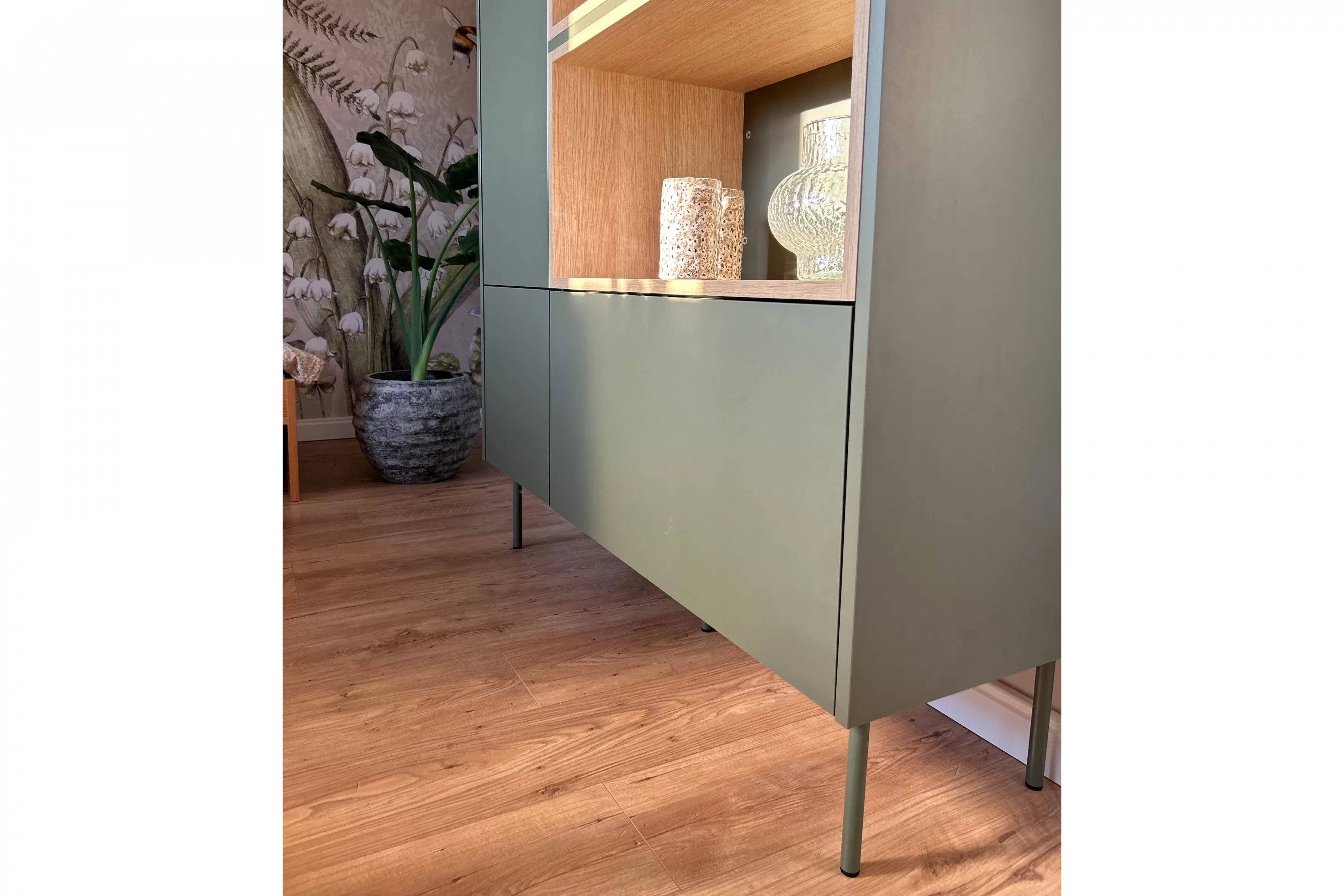 Kredenc Desin 120 cm se dvěma zásuvkami - olivová / dub nagano Komoda vysoká Desin 120 cm z wnekami, szuflada i metalowymi nogami- olivová / dub nagano