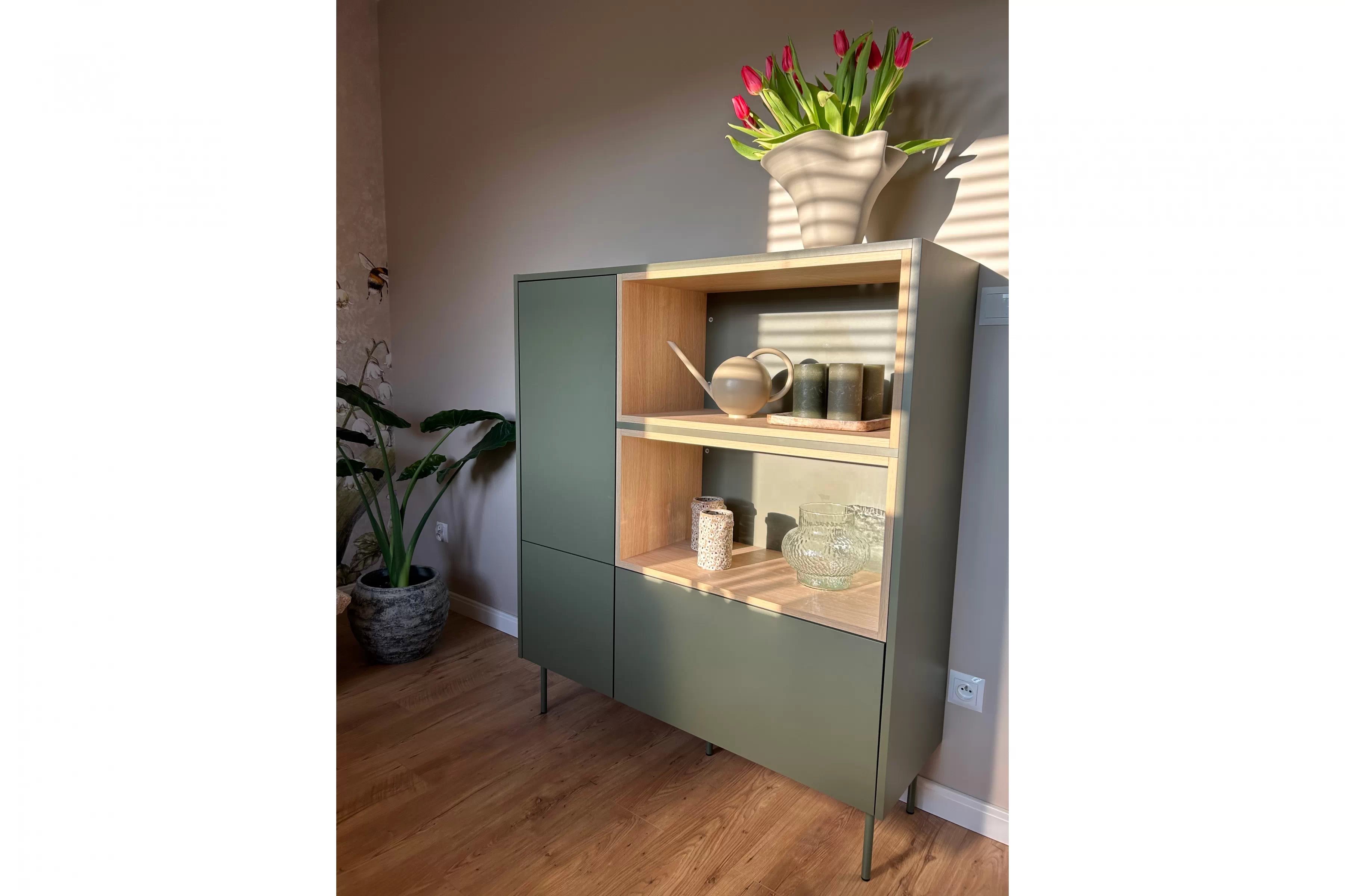 Kredenc Desin 120 cm se dvěma zásuvkami - olivová / dub nagano Komoda vysoká Desin 120 cm z wnekami, szuflada i metalowymi nogami- olivová / dub nagano