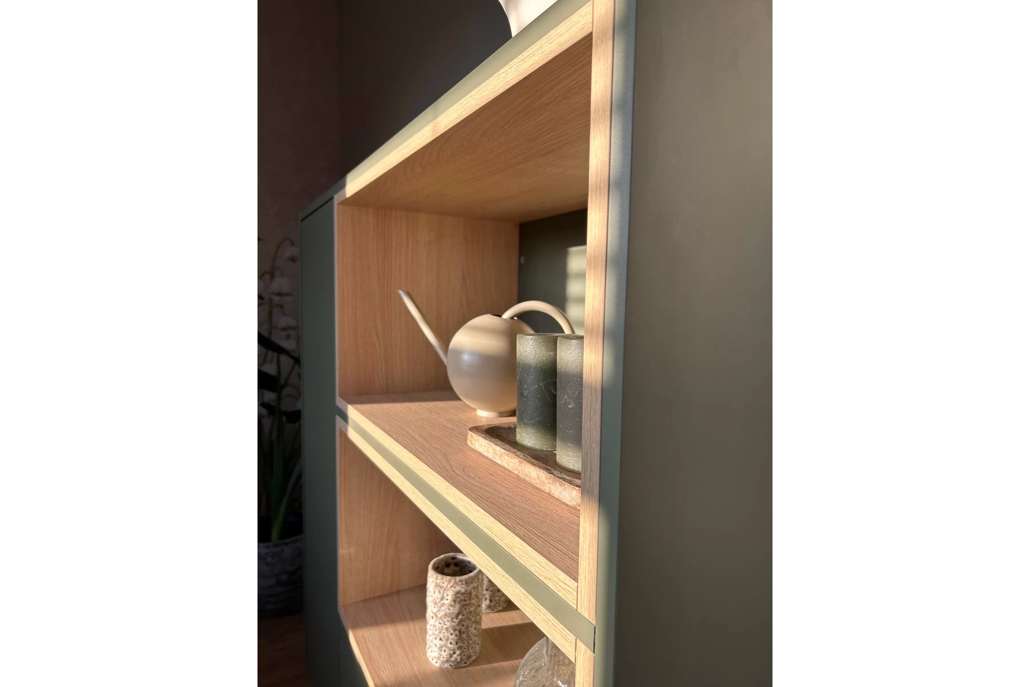 Kredenc Desin 120 cm se dvěma zásuvkami - olivová / dub nagano Komoda vysoká Desin 120 cm z wnekami, szuflada i metalowymi nogami- olivová / dub nagano