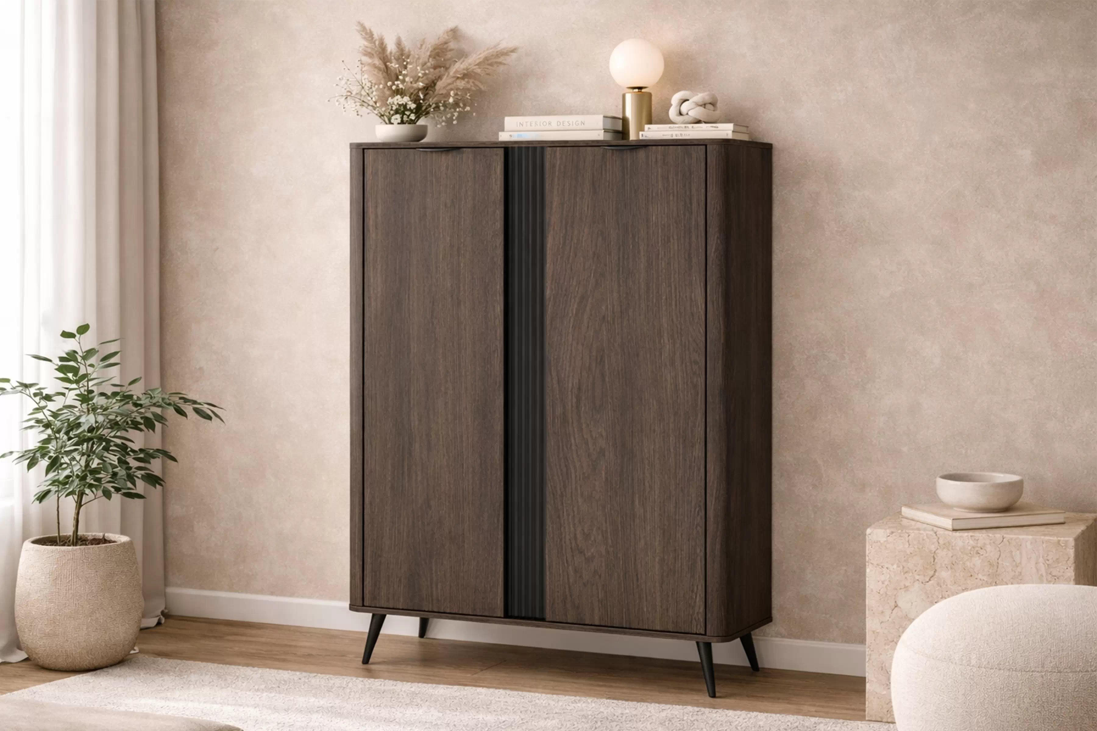 Vysoká komoda Edrin 113 cm - dub dunin / černá Komoda vysoká Edrin 113 cm - dub dunin / černá