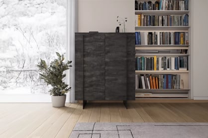 Vysoká komoda Larena 120 cm s dvoma dverami - čierny betón / čierne nohy Komoda vysoká Larena 120 cm dvojdverová - Čierny beton / čierny nozki