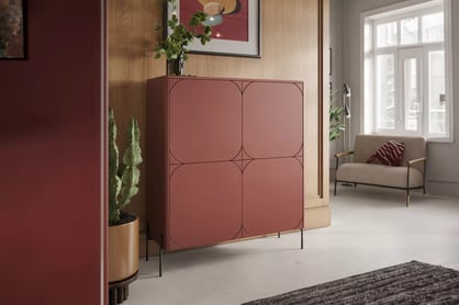 Vysoká komoda Sonatia 120 cm dvojdverová s dvoma skrytými zásuvkami - burgund Komoda vysoká Sonatia 120 cm dvojdverová s dvoma ukrytymi zásuvkami - burgund