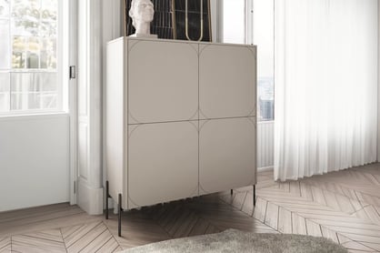 Vysoká komoda Sonatia 120 cm s dvoma dverami a dvoma skrytými zásuvkami - kasmír Komoda vysoká Sonatia 120 cm dvojdverová s dvoma ukrytymi zásuvkami - kašmír