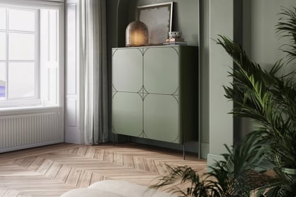 Vysoká komoda Sonatia 120 cm s dvoma dverami a dvoma skrytými zásuvkami - olivová Komoda vysoká Sonatia 120 cm dvojdverová s dvoma ukrytymi zásuvkami - Oliva