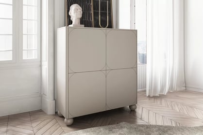 Vysoká komoda Sonatia II 120 cm s dvoma dverami a dvoma skrytými zásuvkami - kasmír Komoda vysoká Sonatia II 120 cm dvojdverová s dvoma ukrytymi zásuvkami - kašmír