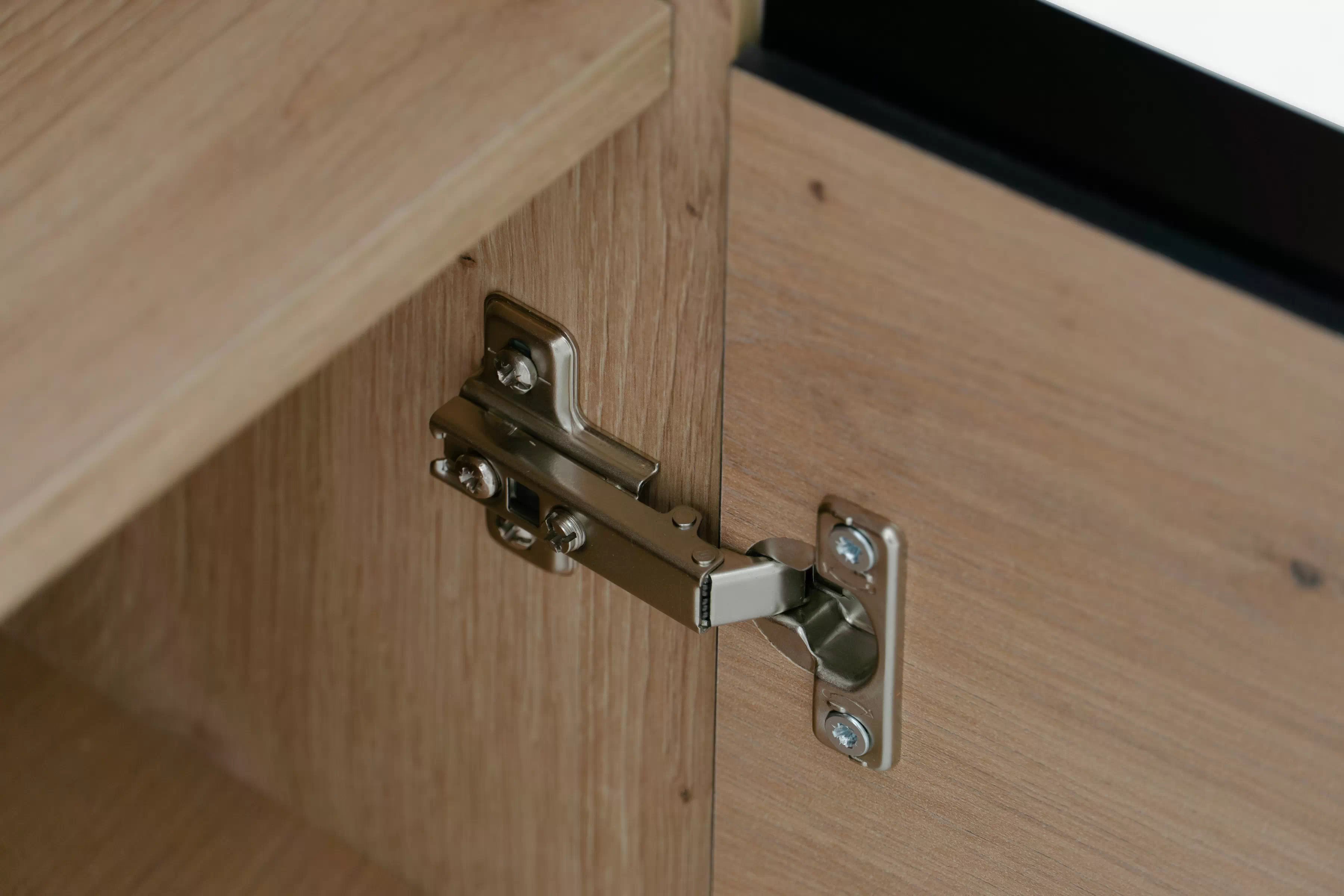 Komoda Baros 132 cm se zásuvkami - dub artisan / černý mat Komoda se zásuvkami Baros 26 - 132 cm - dub artisan / černá mat