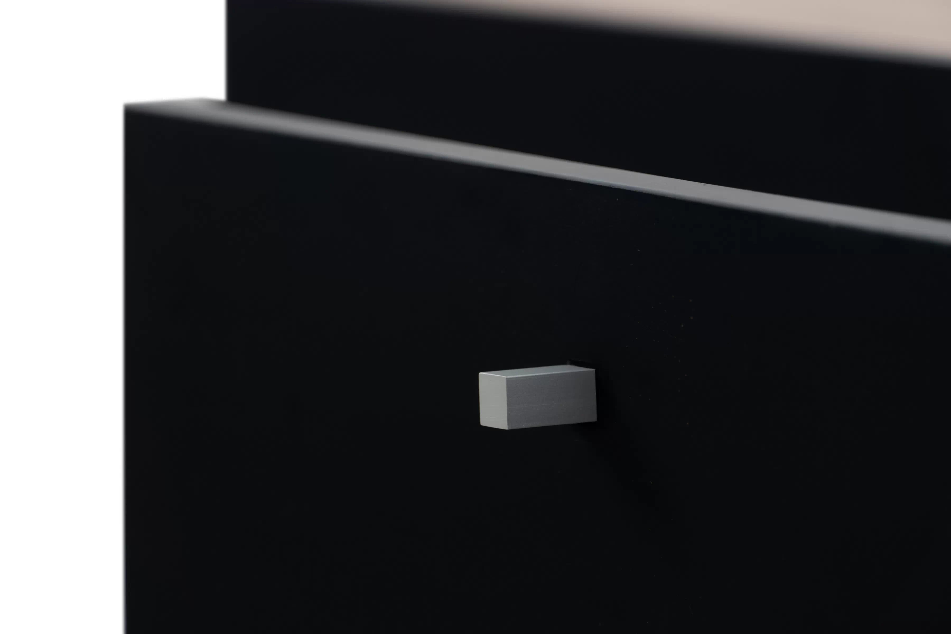 Komoda Baros 132 cm se zásuvkami - dub artisan / černý mat Komoda se zásuvkami Baros 26 - 132 cm - dub artisan / černá mat