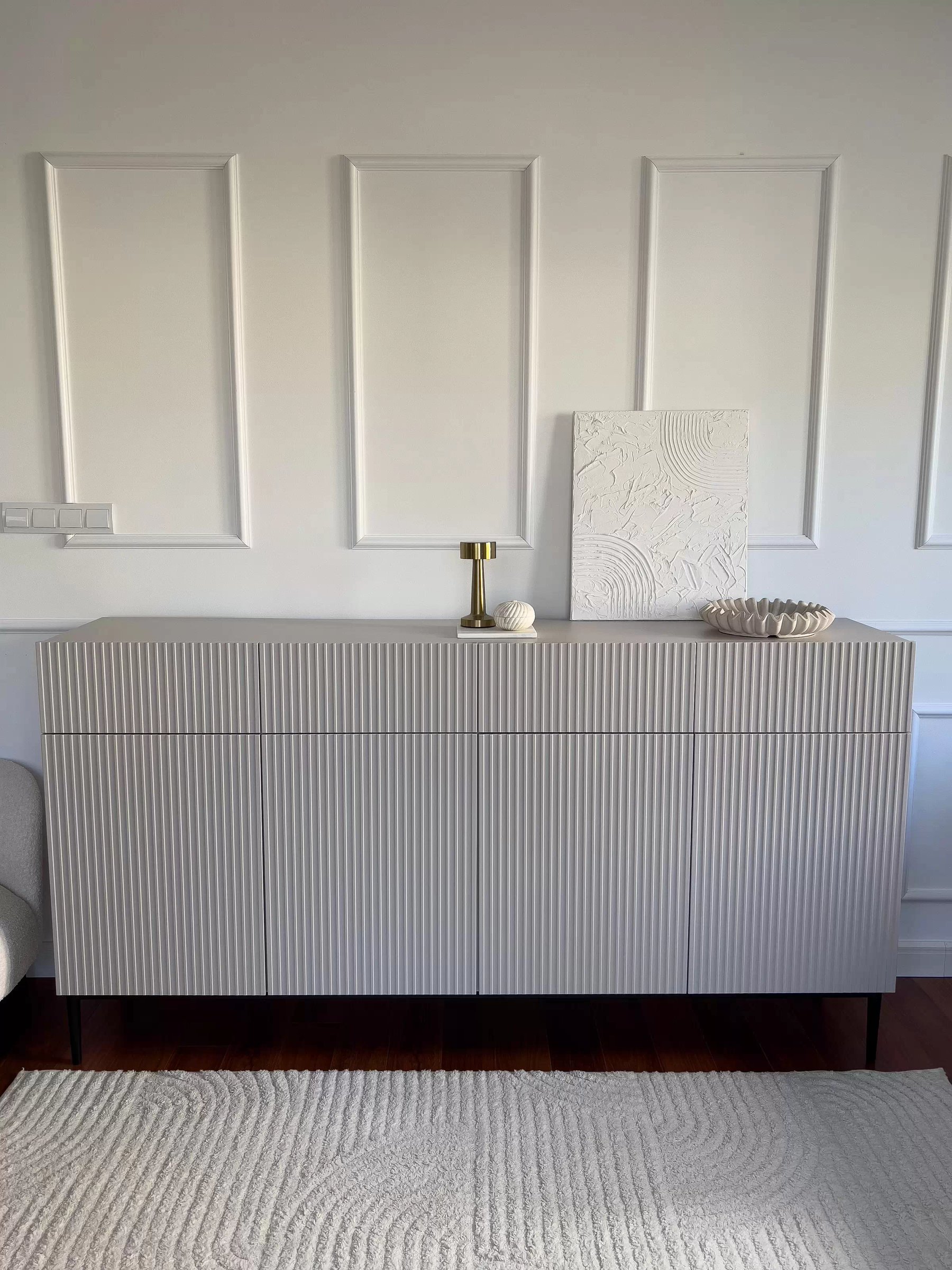 Komoda so zásuvkami Nicole 200 cm - kašmír / čierne nohy Komoda so zásuvkami Nicole 200 cm - kašmír / čierny nozki