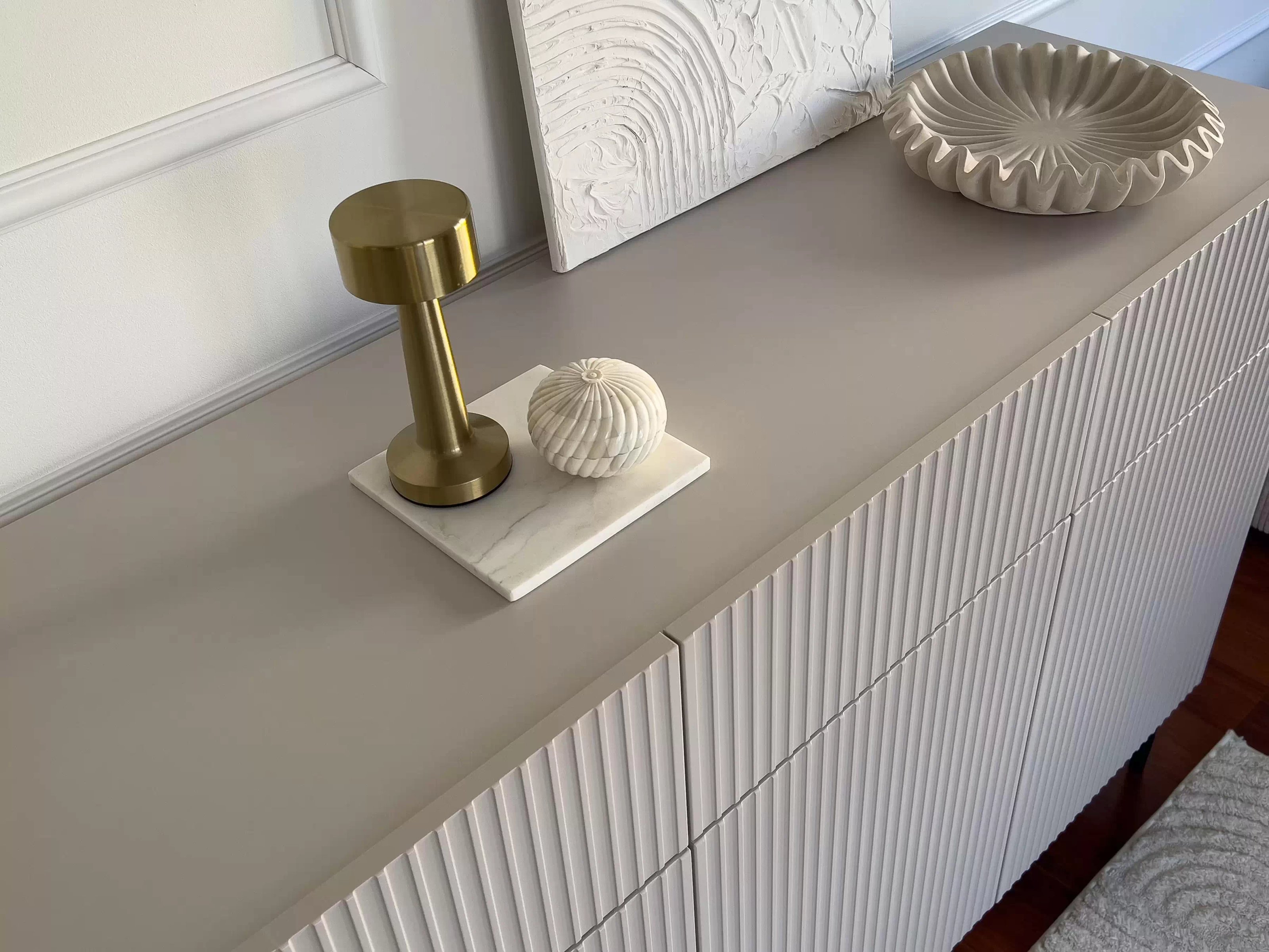 Komoda so zásuvkami Nicole 200 cm - kašmír / čierne nohy Komoda so zásuvkami Nicole 200 cm - kašmír / čierny nozki