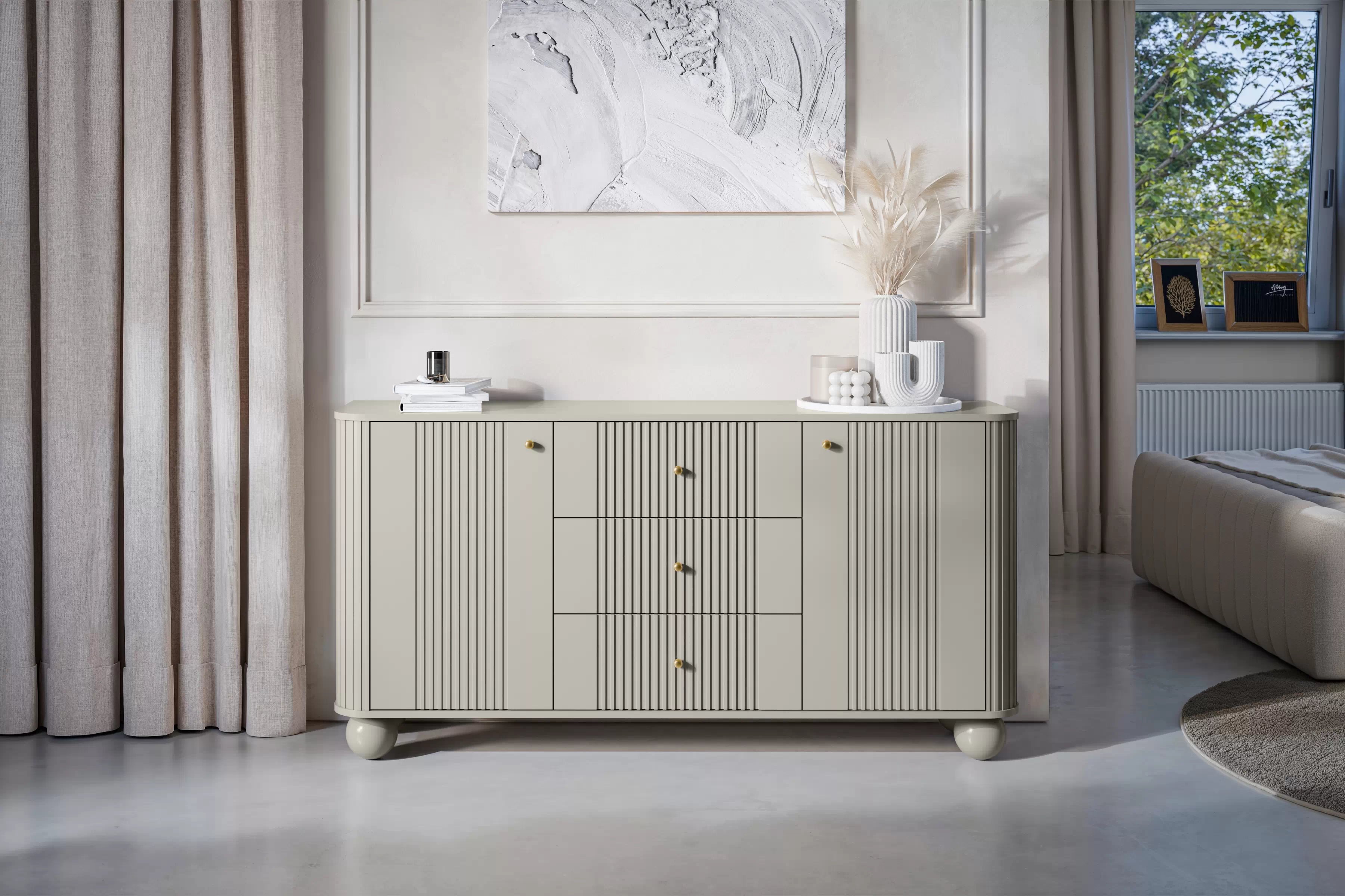 Komoda Vespera 160 cm so zásuvkami - kašmírová / zlatá / kašmírové nohy Komoda so zásuvkami Verspera 160 cm - kašmír / zlote úchyty / kaszmirowe nožičky kule