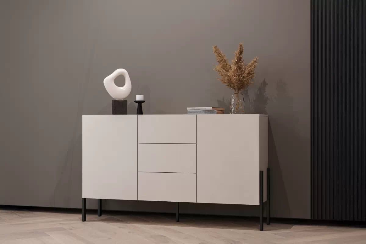 Komoda Jukon 154 cm se zásuvkami - kašmír / černé nohy Komoda se zásuvkami Wezilo 43 - 154 cm - kašmír / černé nožičky