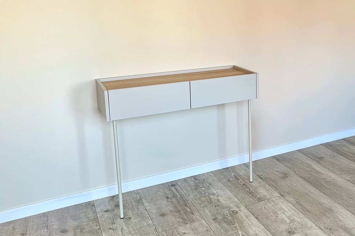 Toaletní stolek Desin 100 cm se zásuvkami a kovovými nohami - kašmír / dub nagano konzole / Toaletní stolek Desin 100 cm se zásuvkami i metalowymi nogami - kašmír / dub nagano