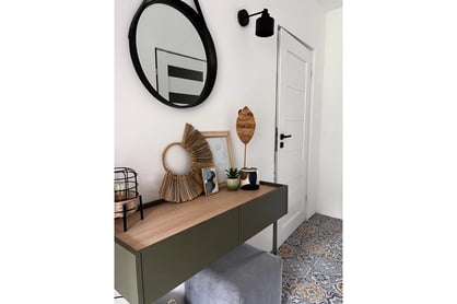 Consolă / masă de toaletă modernăcu două sertare Desin 2S - olive / Stejar nagano Konsola / toaletka Desin cu sertare cu picioare metalice 100 cm - olive / stejar nagano
