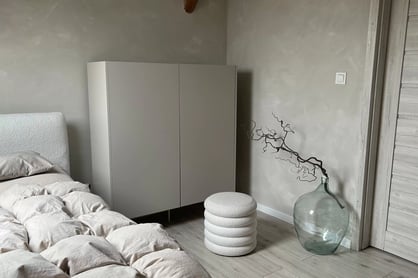 Kredenc Desin 120 cm se dvěma zásuvkami - kašmír / dub nagano Kredenc Desin 120 cm z ukrytymi zásuvkami i metalowymi nogami - kašmír / dub nagano