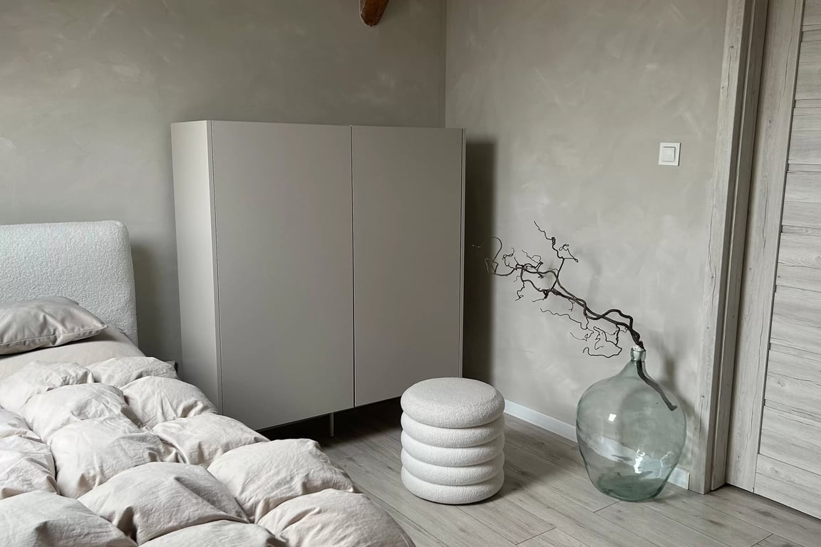 Kredenc Desin 120 cm se dvěma zásuvkami - kašmír / dub nagano Kredenc Desin 120 cm z ukrytymi zásuvkami i metalowymi nogami - kašmír / dub nagano