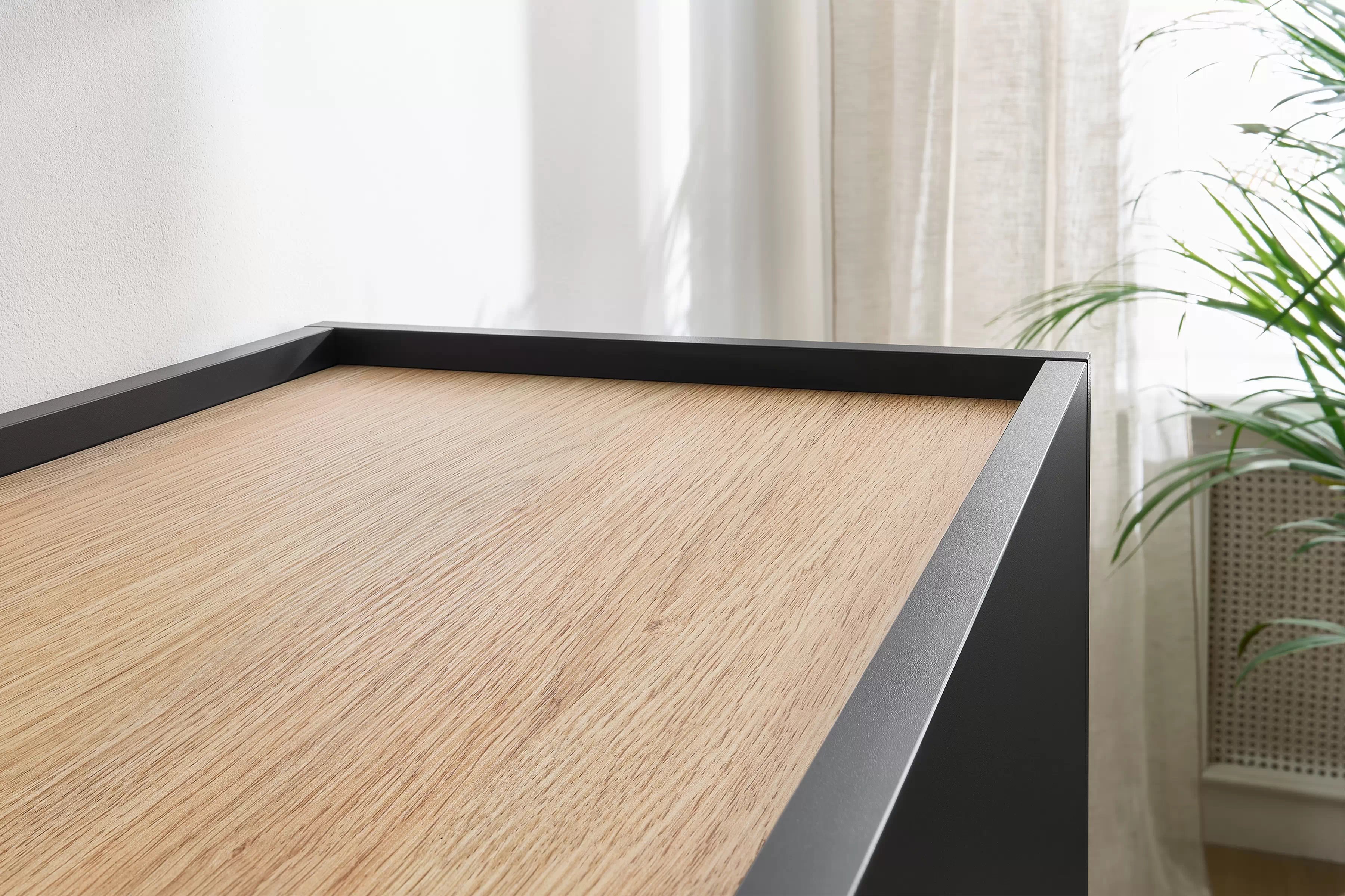 Vysoká komoda Desin 120 cm s 2 skrytými zásuvkami – čierny mat / dub nagano Komoda Desin z ukrytymi zásuvkami i metalowymi nogami 120 cm - Čierny mat / Dub nagano