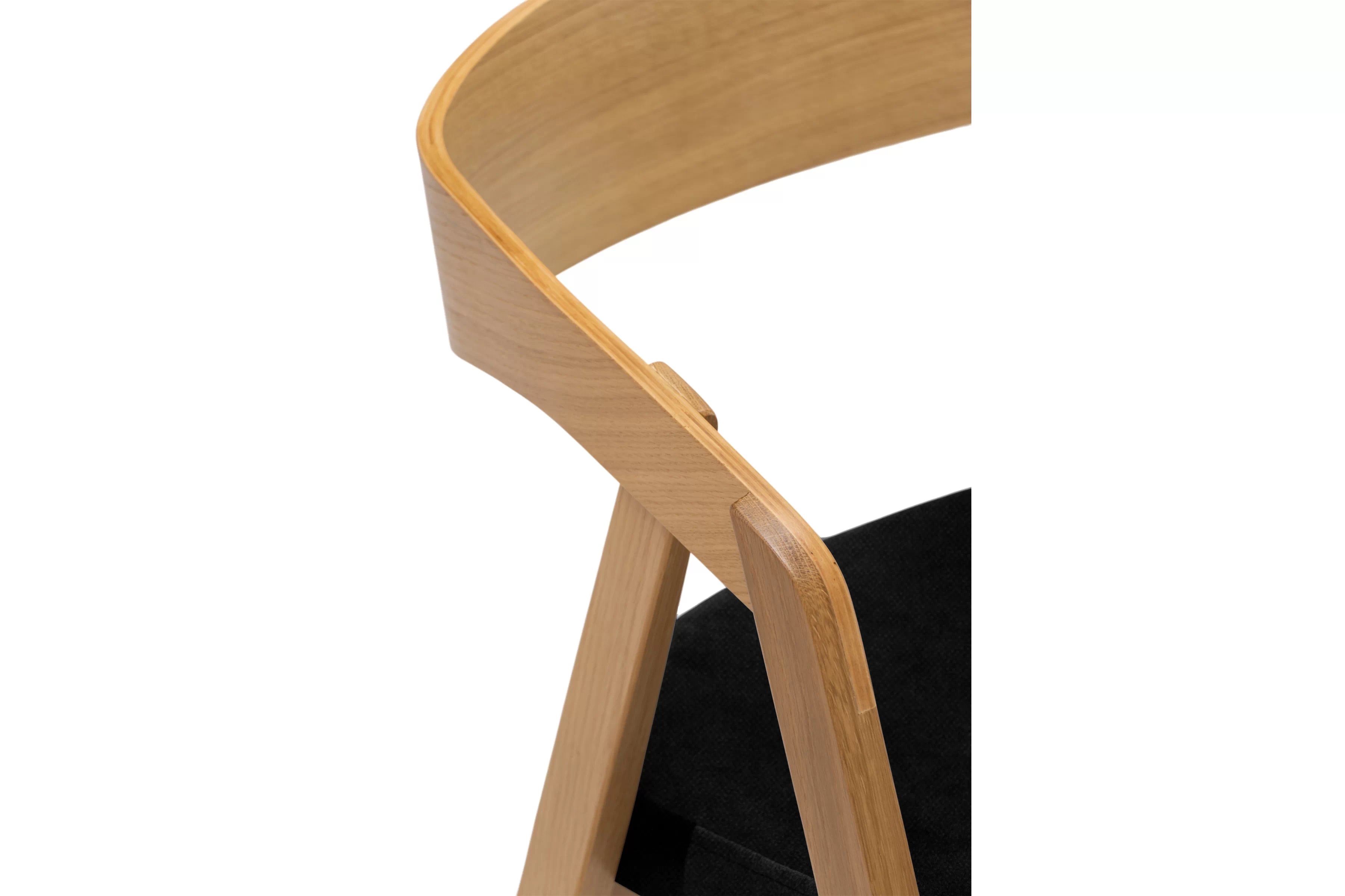 Dřevěná jídelní židle Elvarin s čalouněným sedákem – černý šenil Wind 99 / lakovaný dub židle dřevěná Elvarin s čalouněným sedákem - černá šenil Wind 99 / dub lakierowany