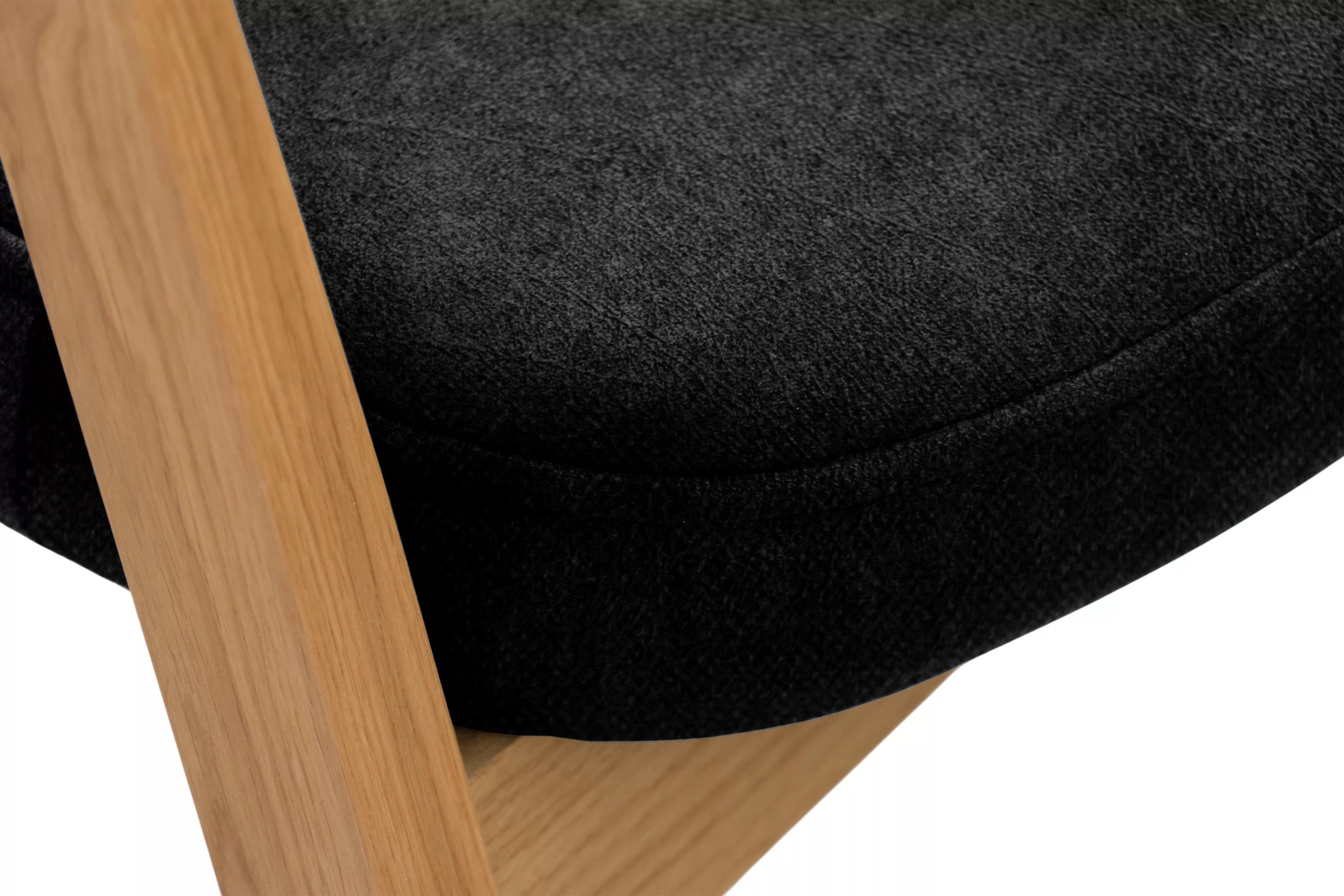 Dřevěná jídelní židle Elvarin s čalouněným sedákem – černý šenil Wind 99 / lakovaný dub židle dřevěná Elvarin s čalouněným sedákem - černá šenil Wind 99 / dub lakierowany