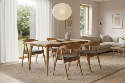 Drevená stolička Elvarin s čalúneným sedadlom - sivý šenil Wind 90 / lakovaný dub Stolička drevená Elvarin z tapicerowanym siedziskiem - šedý šenil Wind 90 / Dub lakierowany