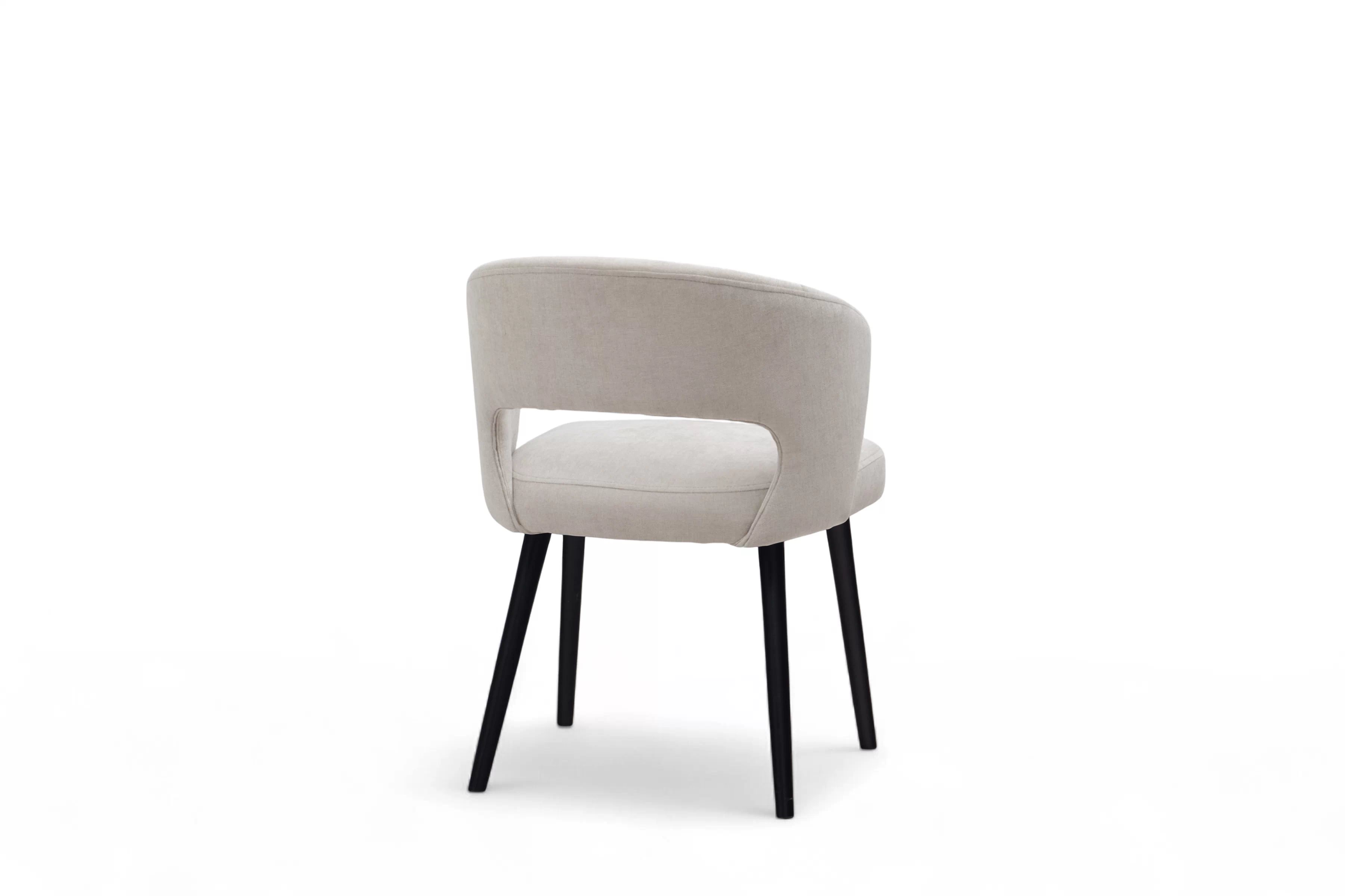 Jedálenské kreslo Luna - svetlosivý žinylka Wind 05 / čierna Stolička drevená Luna z tapicerowanym siedziskiem - svetlý šedý Wind 05 / čierny nožičky