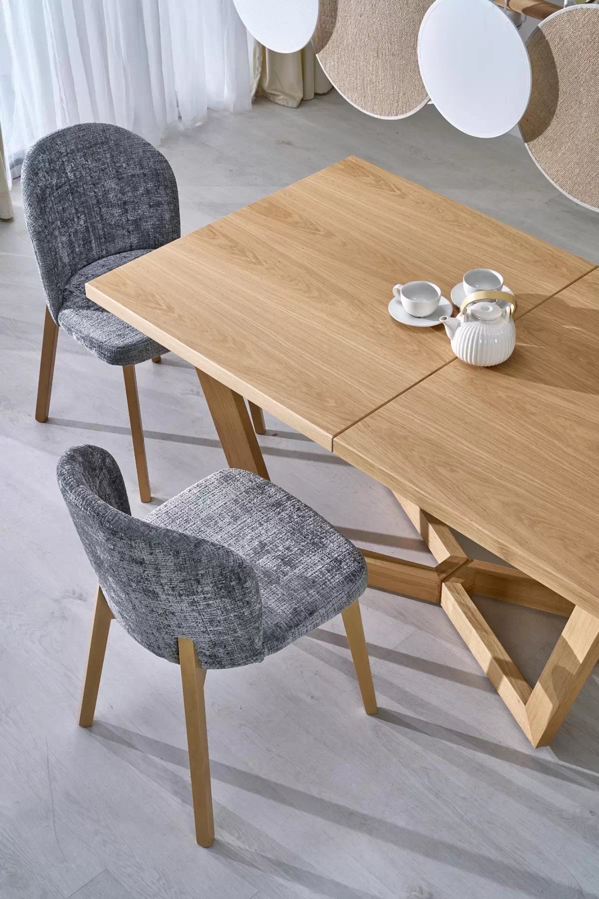 Stolička čalúnená Isario - sivá látka Cremona 96 / dub prírodný Stolička čalúnená Isario - Popolový Cremona 96 / Dub prírodné