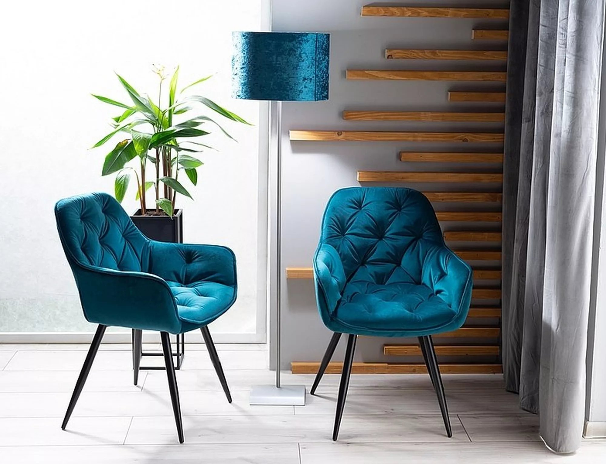 Stolička CHERRY VELVET Čierny rám/Tyrkysová BLUVEL 85 Stolička čalouněné z podlokietnikami cerry velvet - Tyrkysová bluvel 85 / čierny nožičky