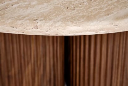 Konferenčný stolík Dorotea 80 cm - travertín / orechový dekor Konferenčný stolík okragla Dorotea 80 cm do obývacej izby - Travertín / orieškový