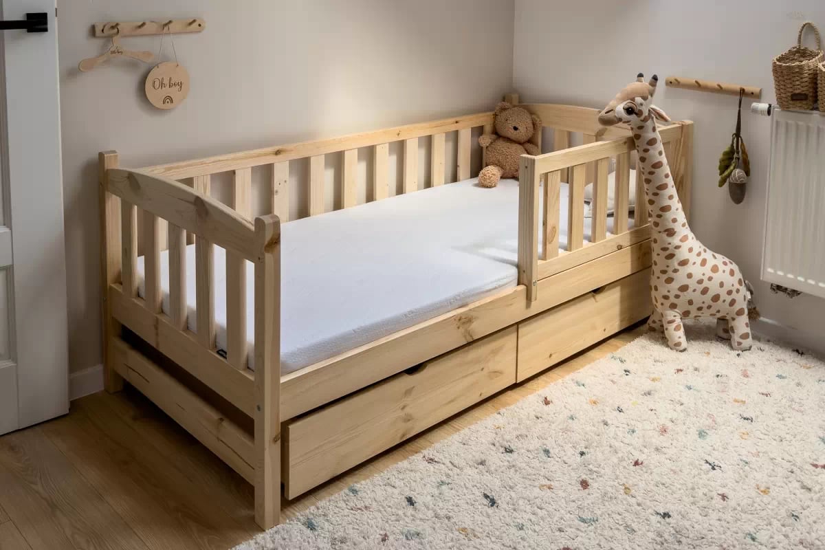 Detská posteľ Alvins so zásuvkami - 70x140 cm - borovica  Posteľ dzieciece Alvins 70x140 drevená so zásuvkami - Borovica 