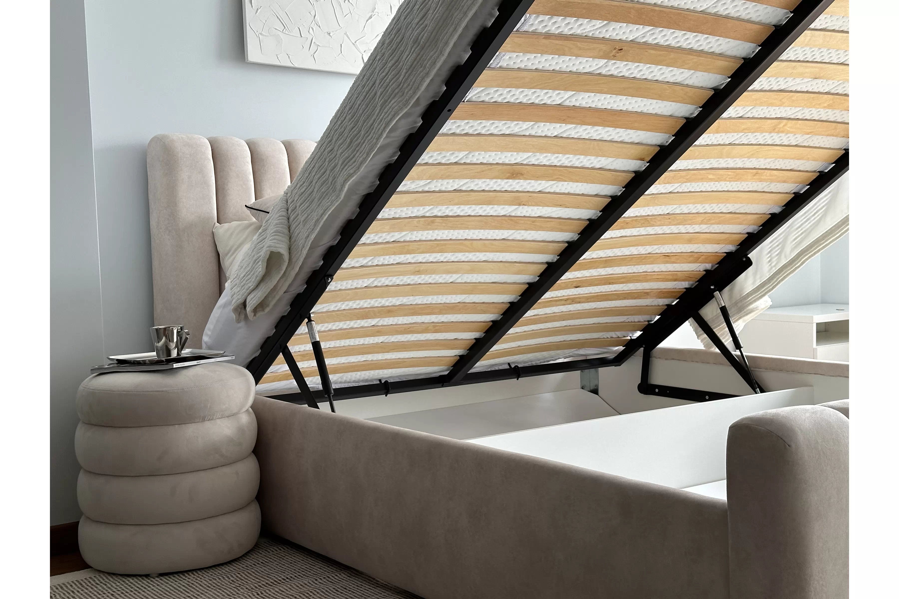 Posteľ s úložným priestorom Nicole - 160x200, Salvador (SIC) 2 Posteľ do  spálňa  Nicole 160x200 S vnútorným úložným priestorom- bezwy zamat hydrofobowy Salvador (SIC) 2