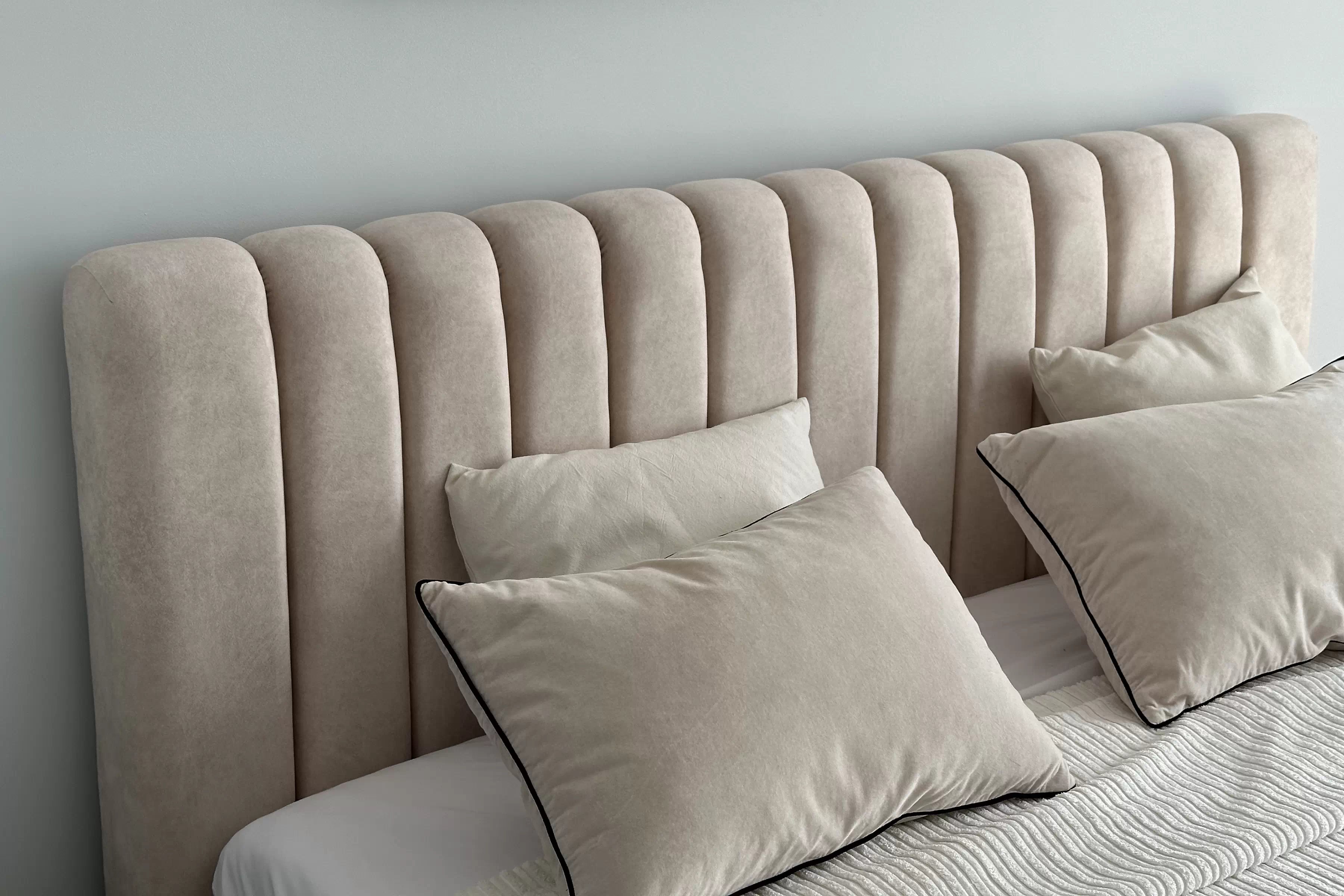 Postel Nicole 160x200 cm s úložným prostorem - krémová Salvador 1 Postel pro ložnice Nicole 160x200 s úložným prostorem- Krémový welwet hydrofobní  Salvador (SIC) 1