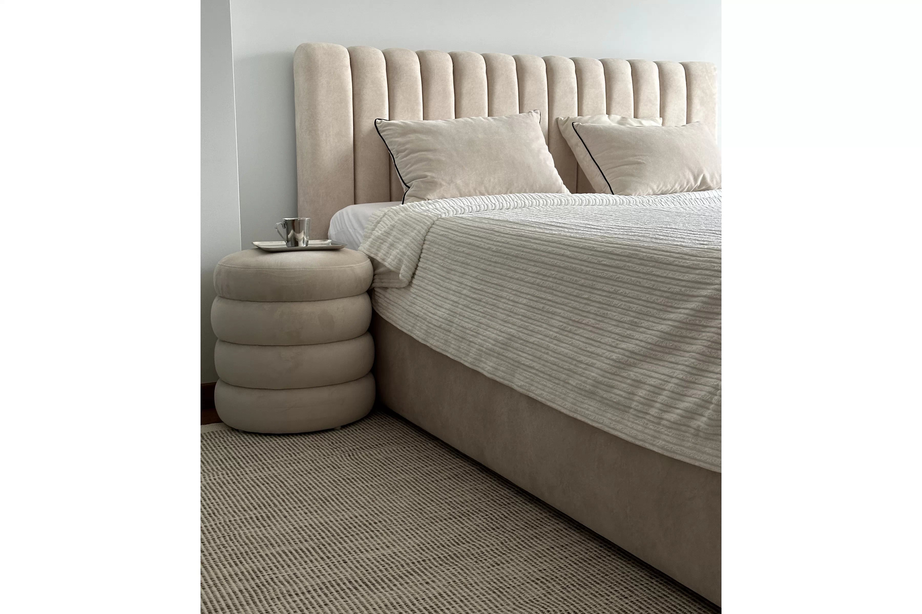 Postel Nicole 160x200 cm s úložným prostorem - krémová Salvador 1 Postel pro ložnice Nicole 160x200 s úložným prostorem- Krémový welwet hydrofobní  Salvador (SIC) 1