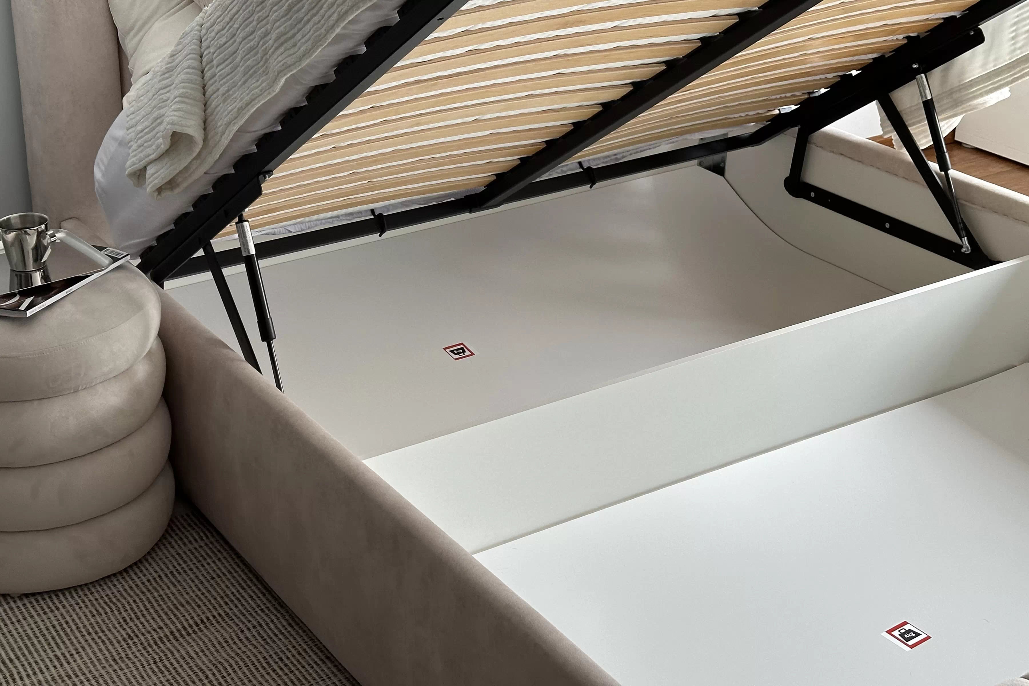 Postel Nicole 160x200 cm s úložným prostorem - krémová Salvador 1 Postel pro ložnice Nicole 160x200 s úložným prostorem- Krémový welwet hydrofobní  Salvador (SIC) 1