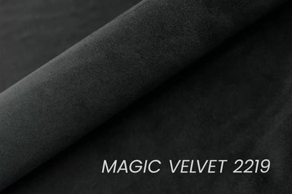 Čalouněná postel Misel 140x200 - černý samet Magic Velvet 2219 / nohy wenge Postel čalouněné Misel 140x200 - černá samet Magic Velvet 2219 / Nohy wenge