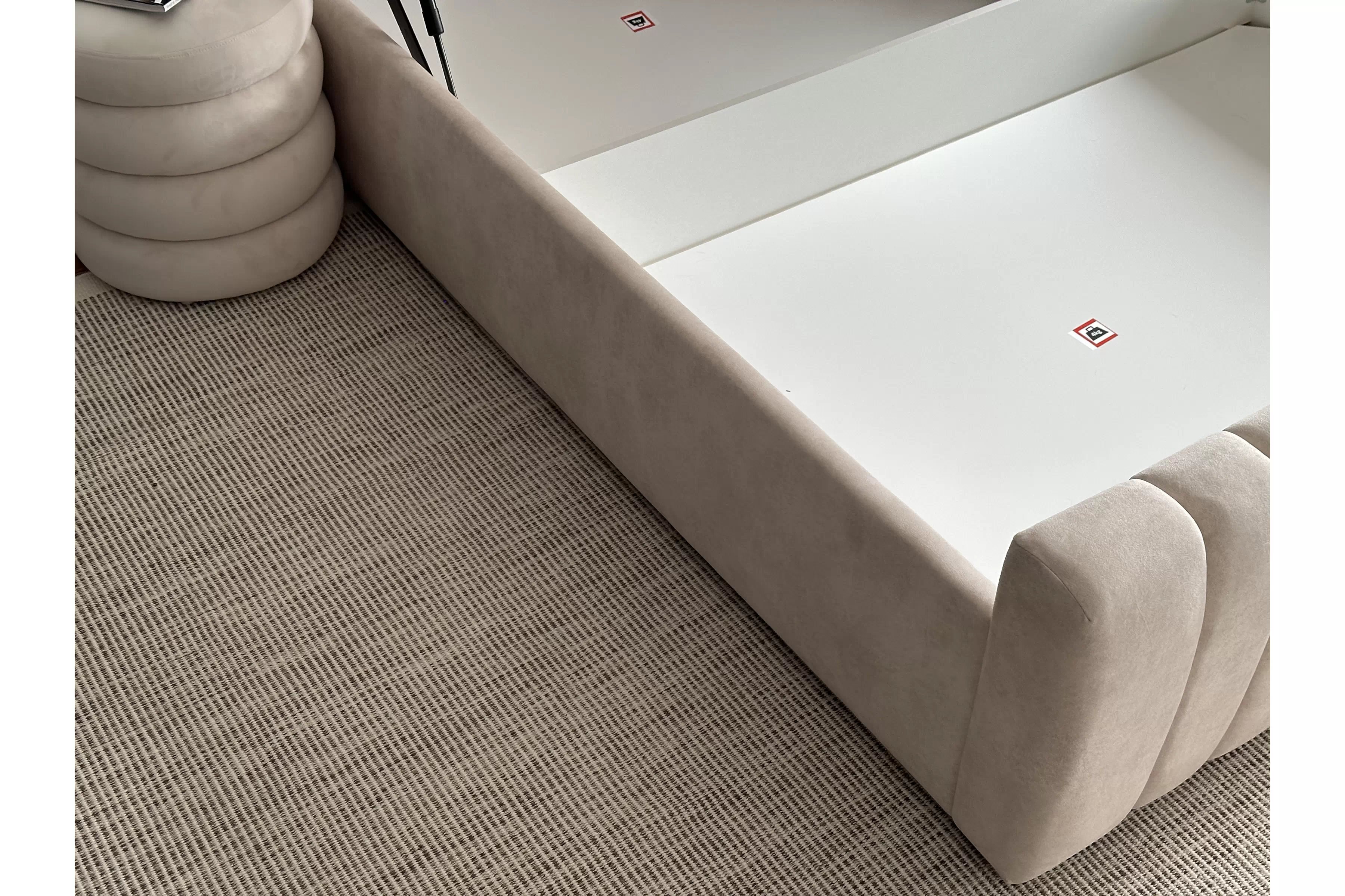 Manželská posteľ Nicole 180x200 cm s úložným priestorom Posteľ čalúnená Nicole 180x200 s úložným priestorom