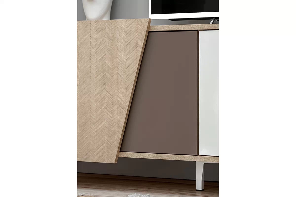 TV stolek Miraza 180 cm - skandinávská rybina / béžová / bílá / hnědá Skříňka RTV z geometrycznymi drzwiami Miraza 180 cm - jodelka skandi / Béžová / Bílý / Hnědá - detal