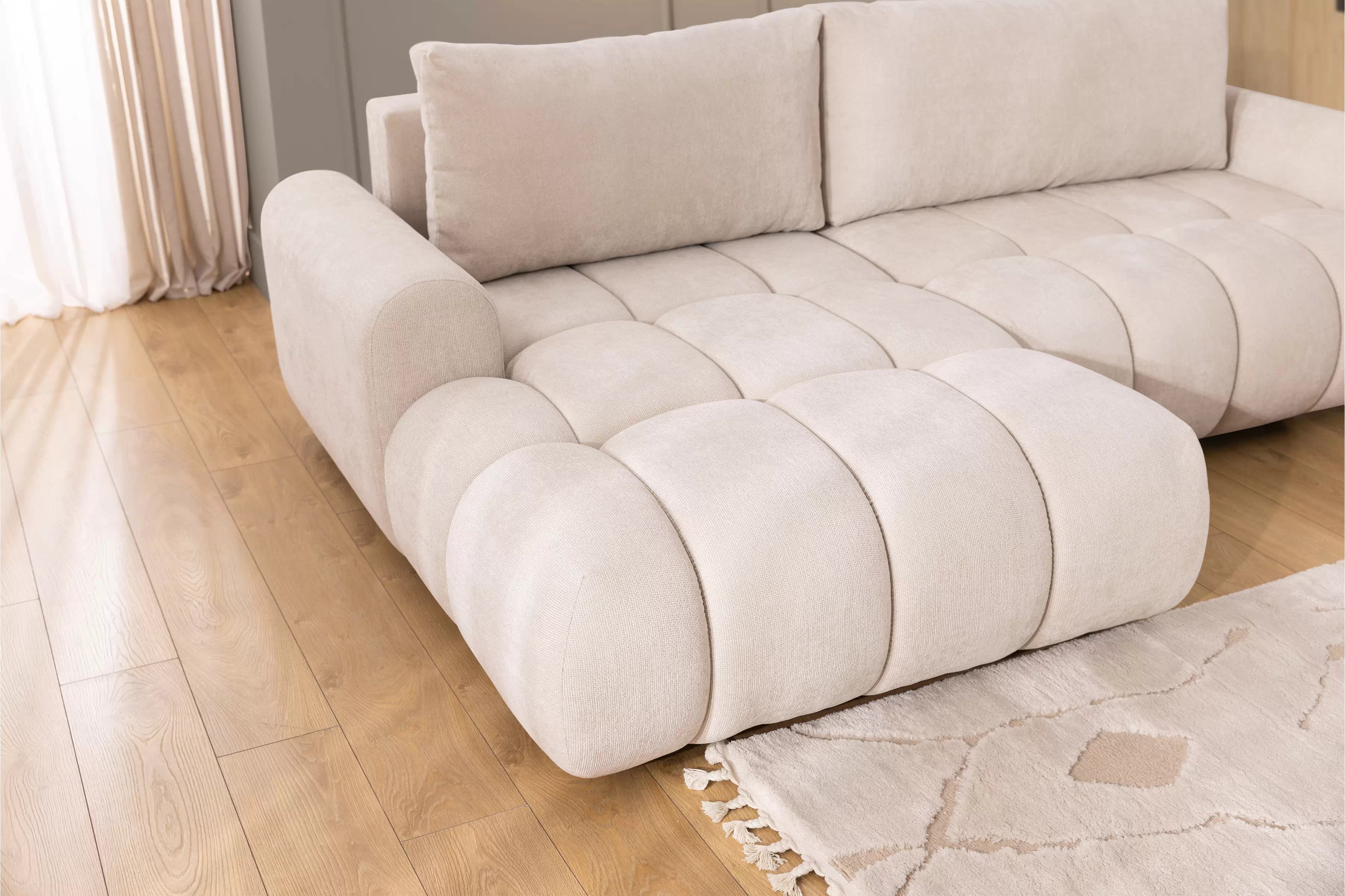 Rohová pohovka Lutario Mini s rozkladom ľavostranná - béžová hydrofóbna tkanina Venice 2026 Rohová sedacia súprava Lutario Mini s funkciou spánku Ľavá strana - Béžová plecionka hydrofobowa Venice 2026