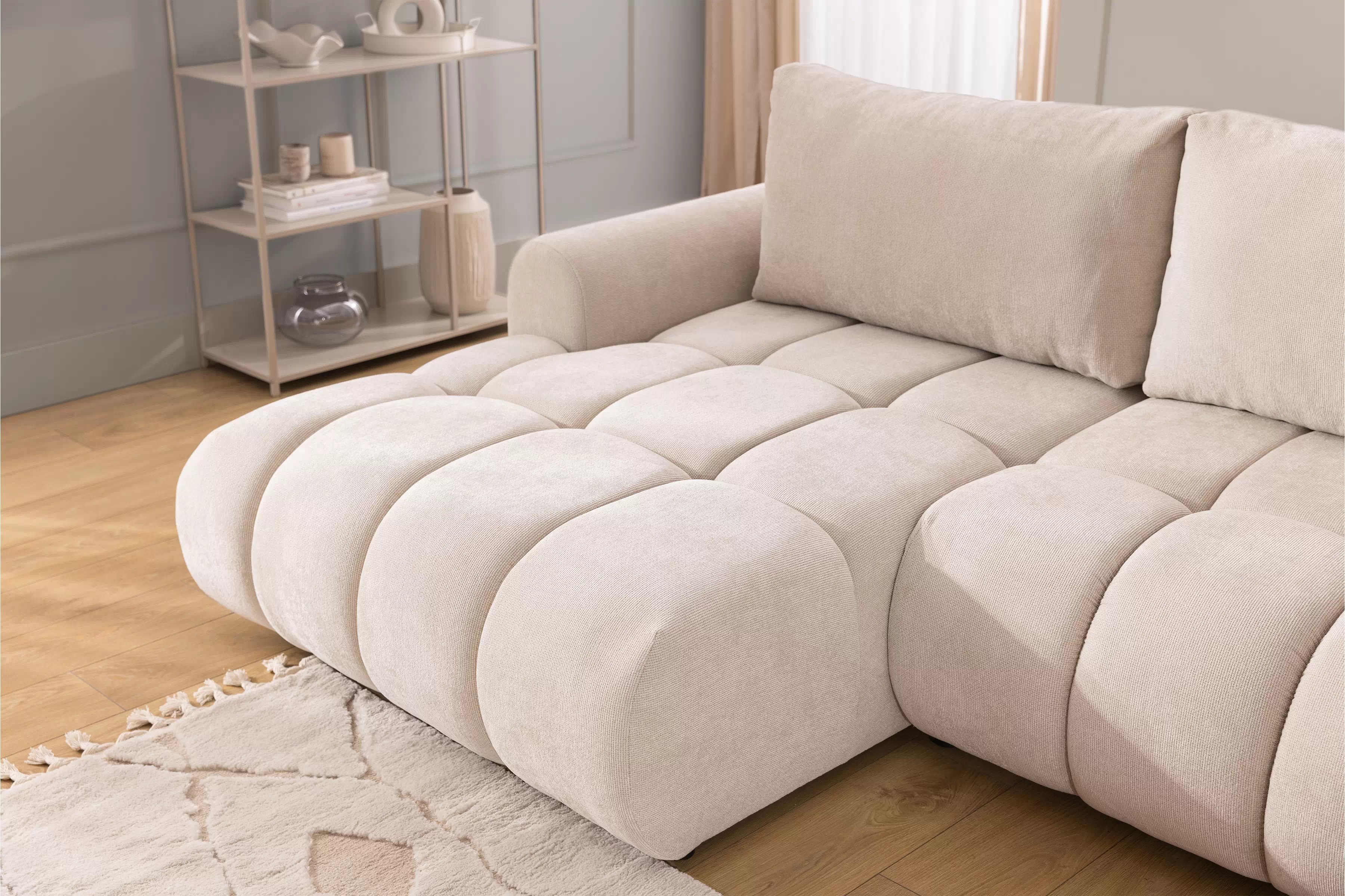 Rohová pohovka Lutario Mini s rozkladom ľavostranná - béžová hydrofóbna tkanina Venice 2026 Rohová sedacia súprava Lutario Mini s funkciou spánku Ľavá strana - Béžová plecionka hydrofobowa Venice 2026