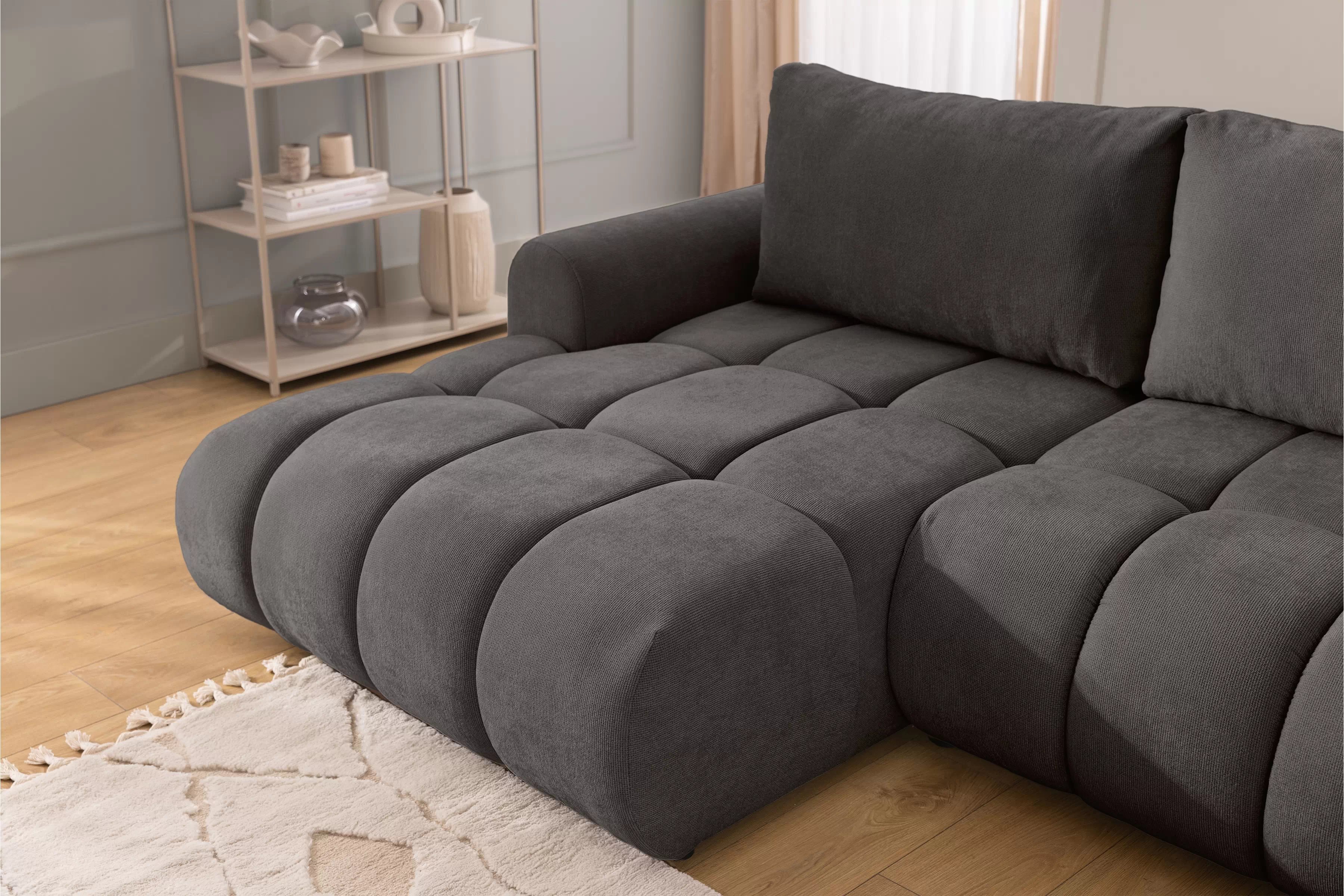 Rozkládací rohová sedací souprava Lutario Mini levá - tmavě šedá Venice 2021 Rohová sedací souprava Lutario Mini rozkládací levá - ciemnoszara plecionka hydrofobowa Venice 2021