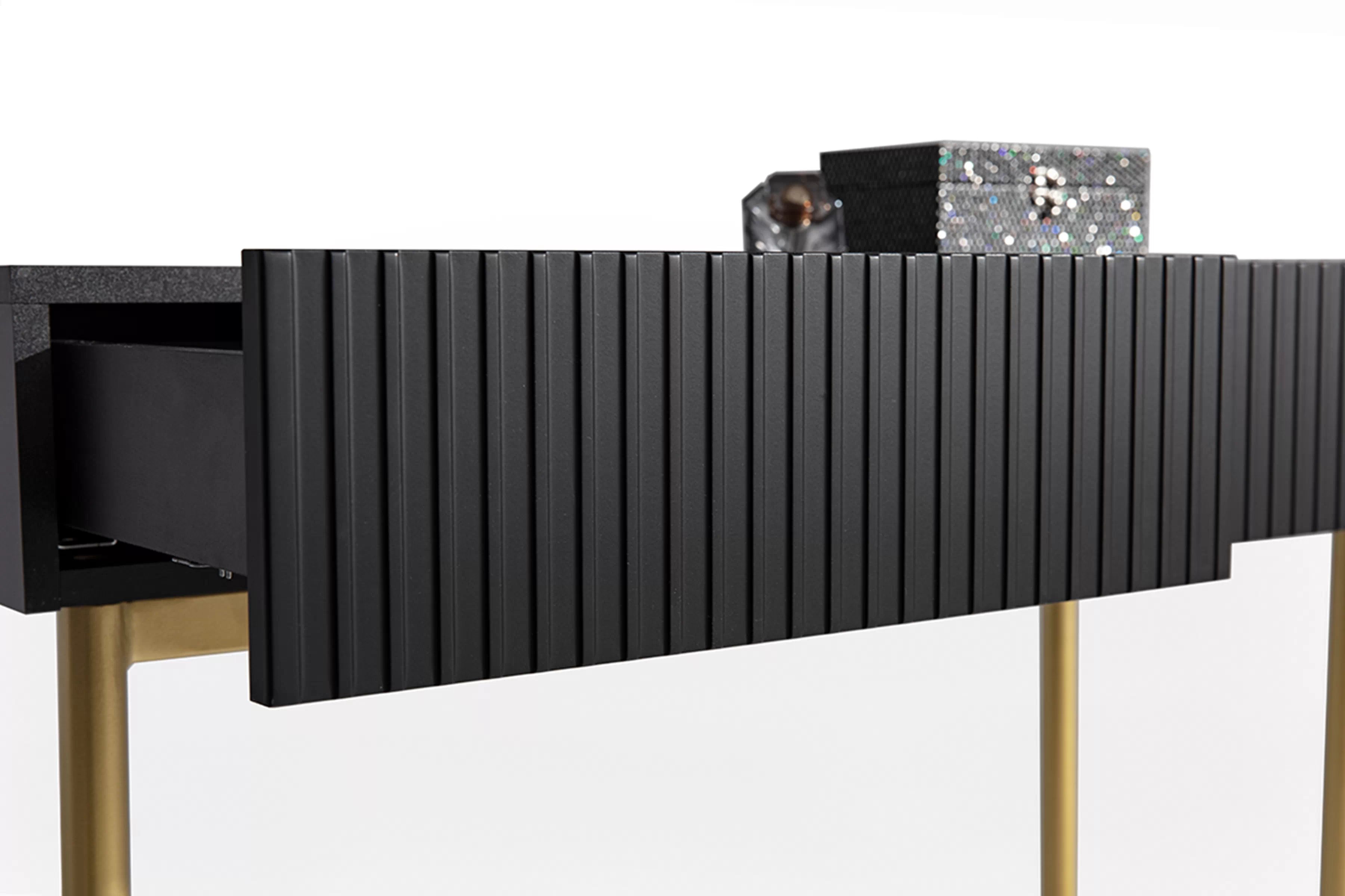 Moderný písací stôl Nicole - čierny mat / zlaté nožičky moderné Písací stôl Nicole 100 cm so zásuvkami i metalowymi nogami- Čierny mat / zlote nozki