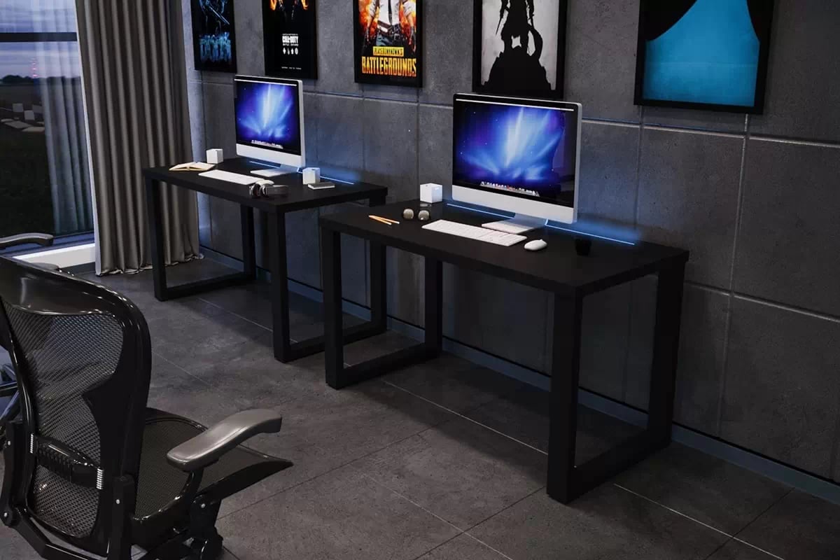 PC stôl Seman 135 cm s kovovými nohami a LED pásikom - čierna Písací stôl gamingowe Seman na stalowych nogach z tasma LED - Čierny 