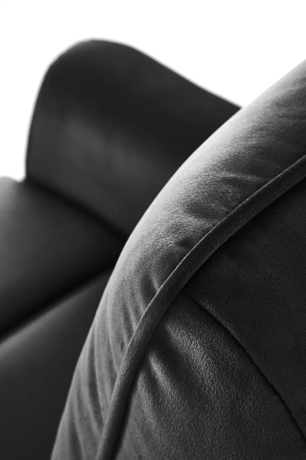 Rozkládací křeslo Mirasi - černý samet Bluvel 19 semir Křeslo s funkcí elektrycznego rozkladania / gniazdo usb, černá (2p=1szt)